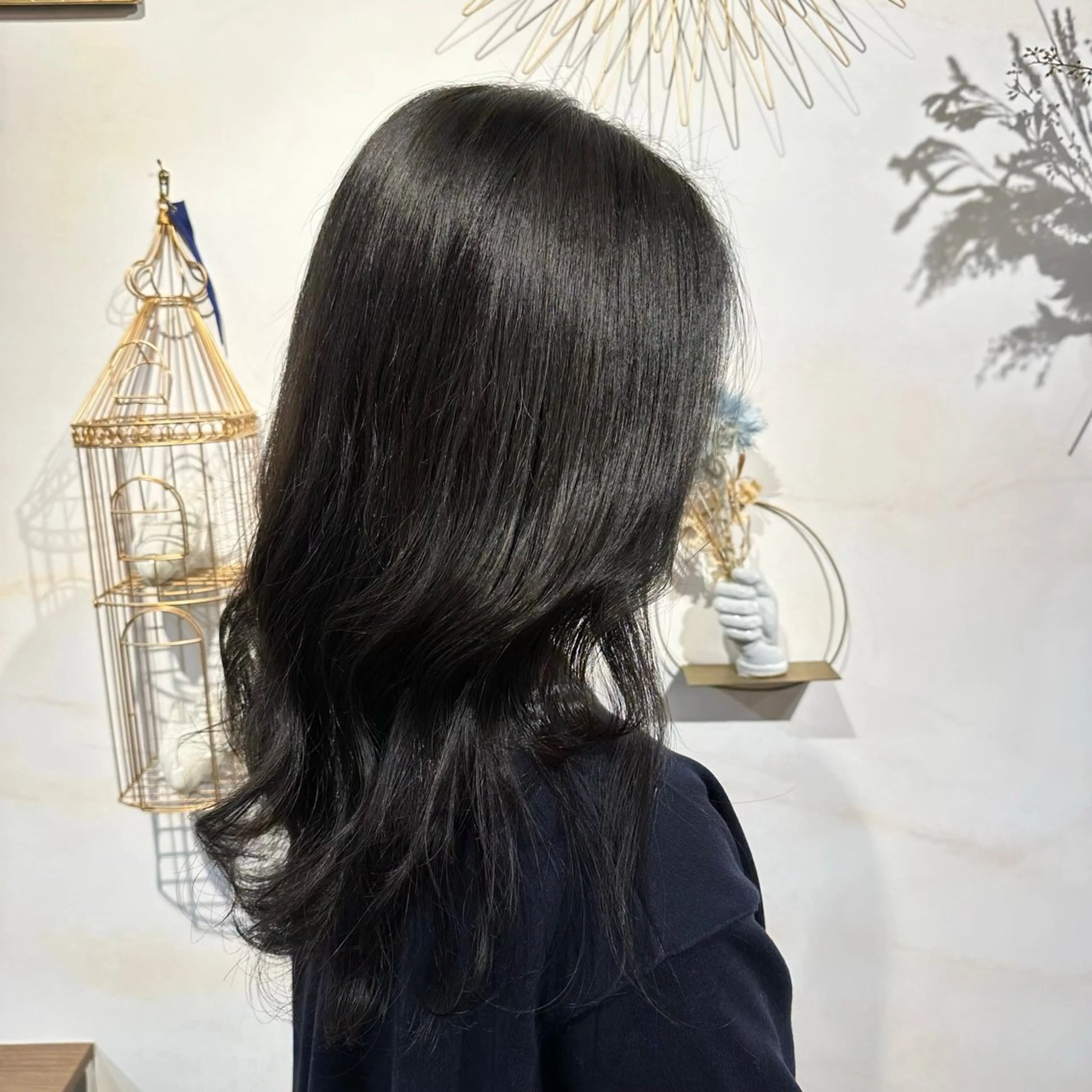 ロング カラー 黒髪 ブルーカラー ブルーブラック 透明感カラー ダブルカラー 野崎 桃実のヘアスタイル