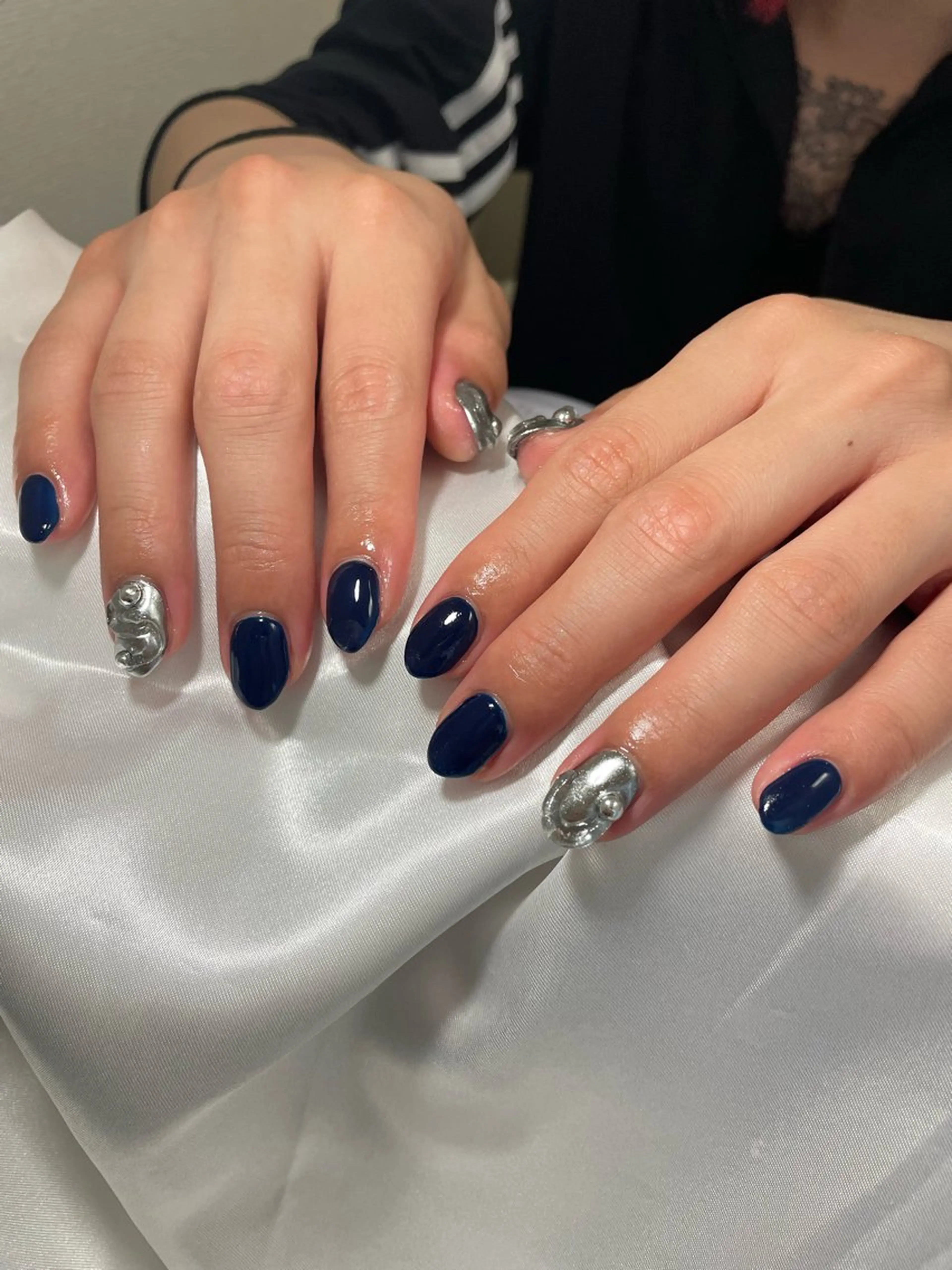 ネイル ネイビー シルバー ハンドネイル Mynail プライベートサロンのネイルデザイン