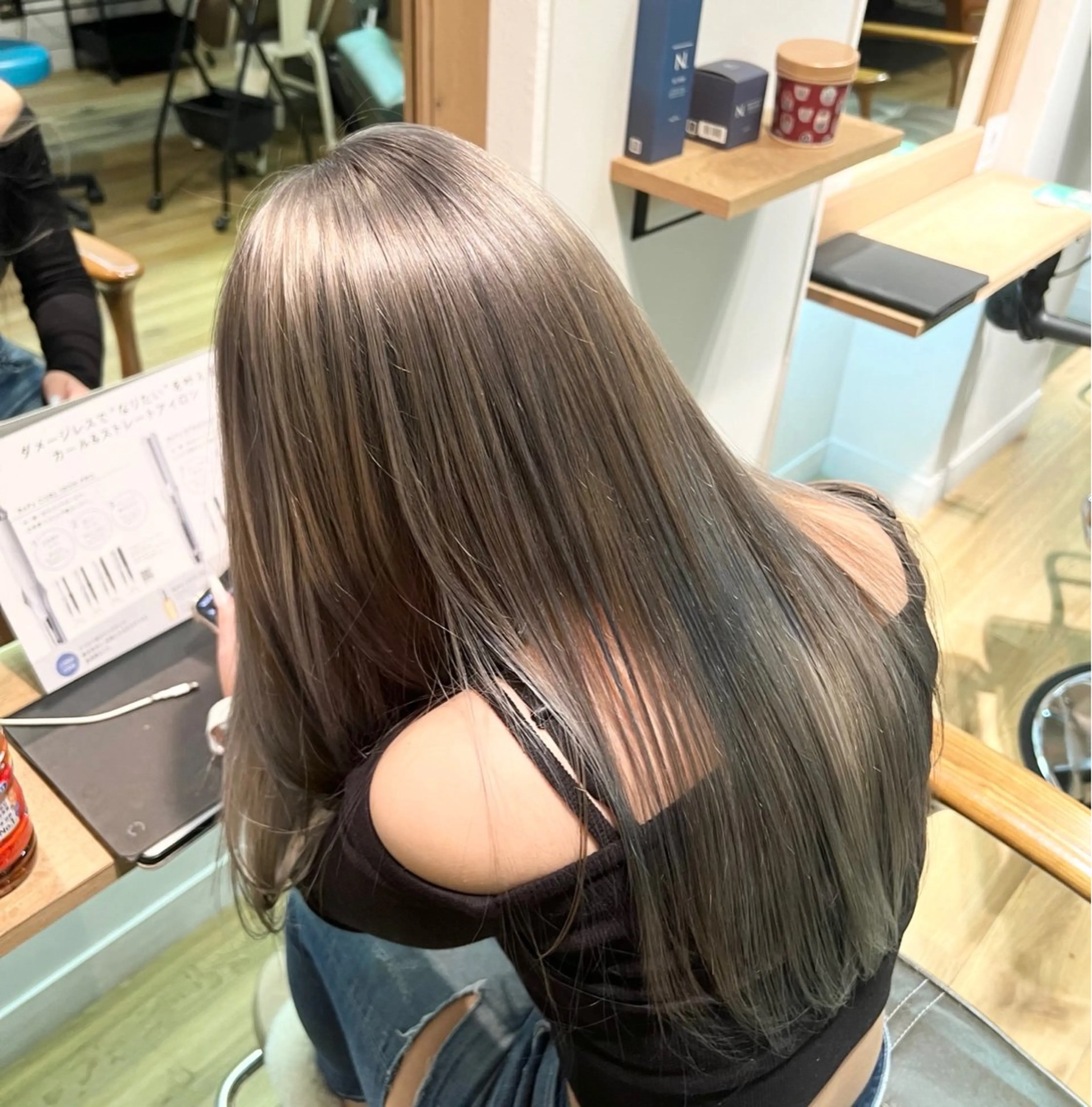 ロング カラー ブリーチ グレージュ ヘアカラー トリートメント 堀 望美のヘアスタイル