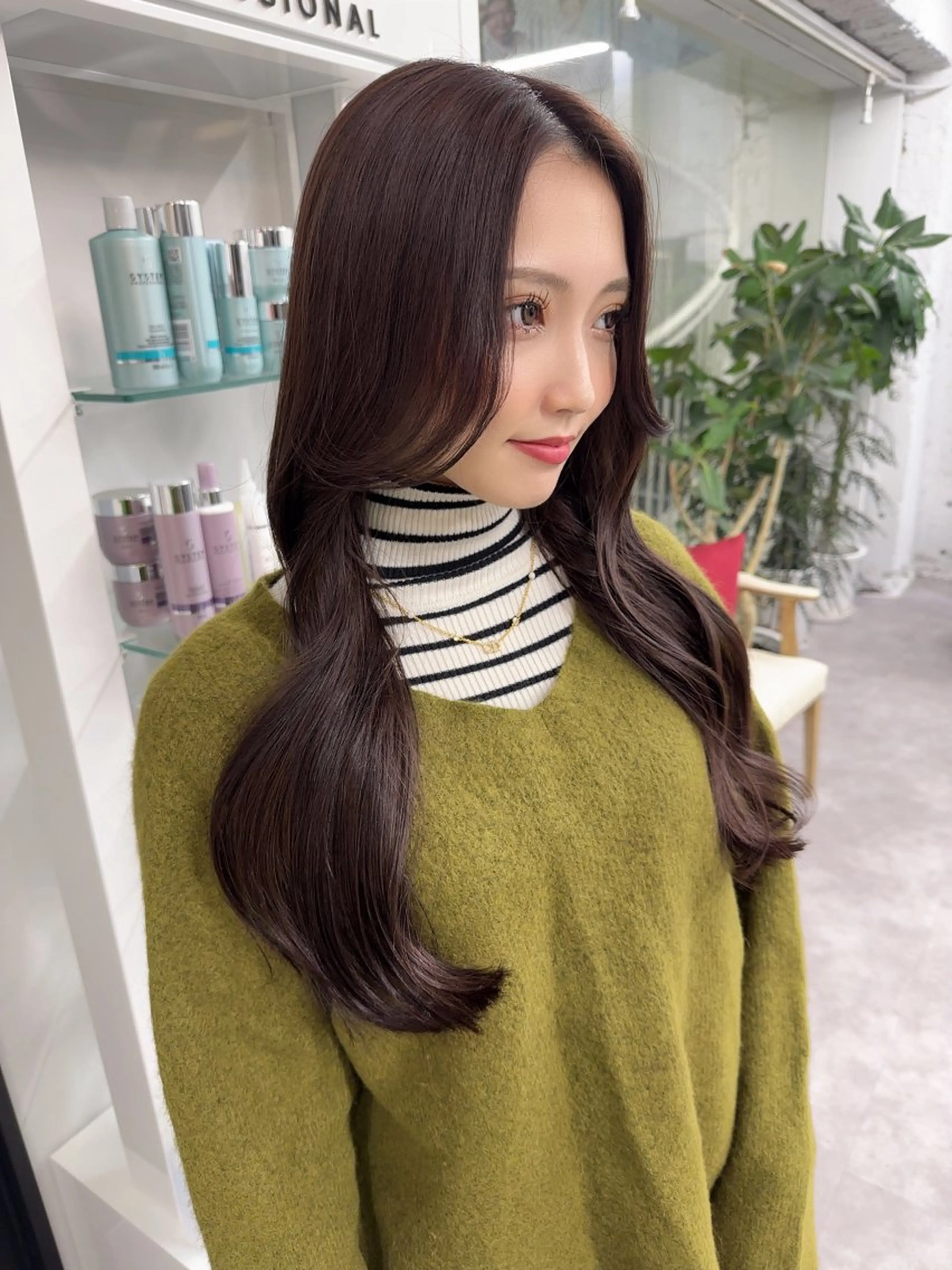 ロング ヘアカラー 瀧優華白髪ぼかし 大人レイヤー🩵のヘアスタイル