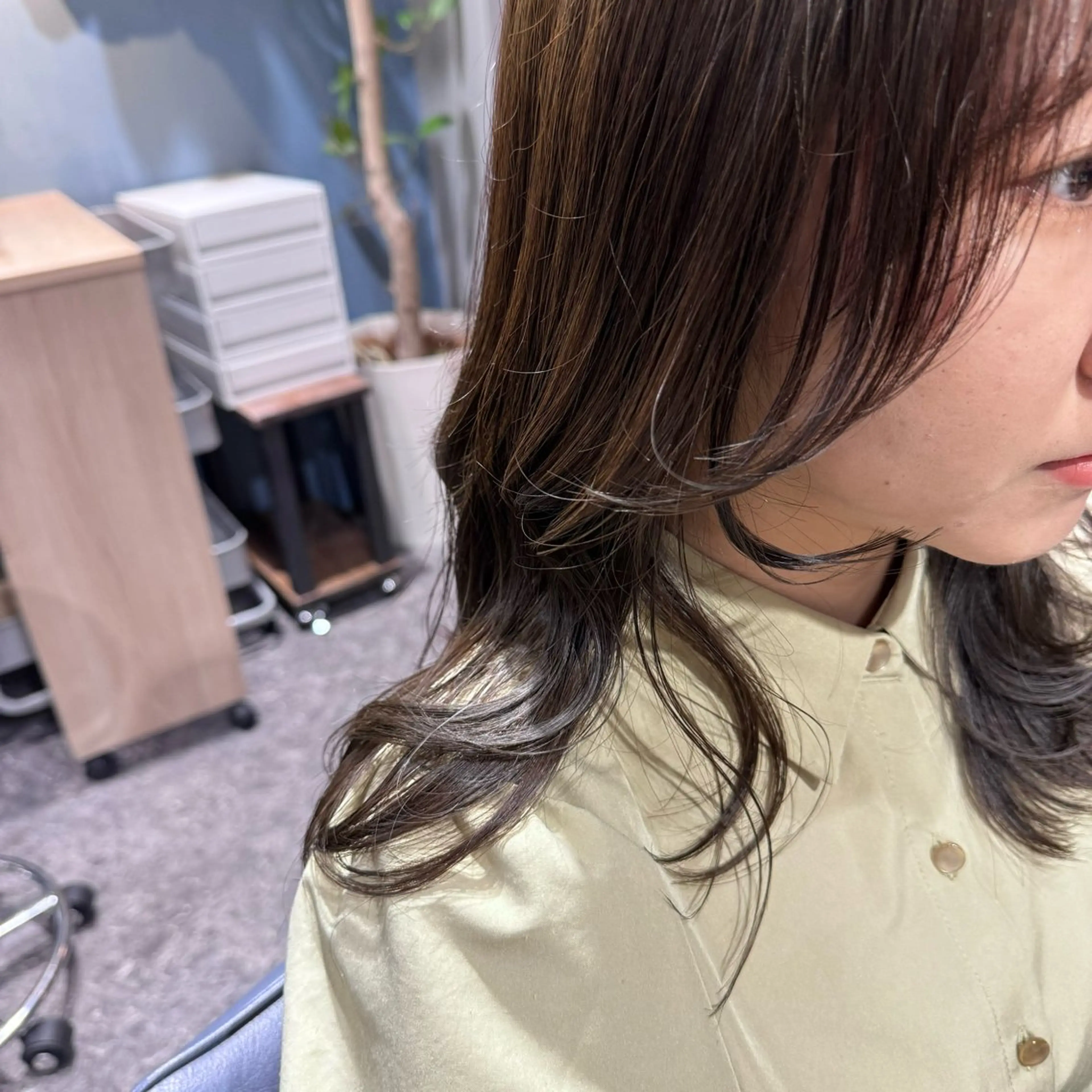 セミロング カラー ブリーチ イルミナカラー 顔まわりレイヤー 顔周りカット 髪質改善 カット ヘアカラー トリートメント OAK 中目黒のヘアスタイル