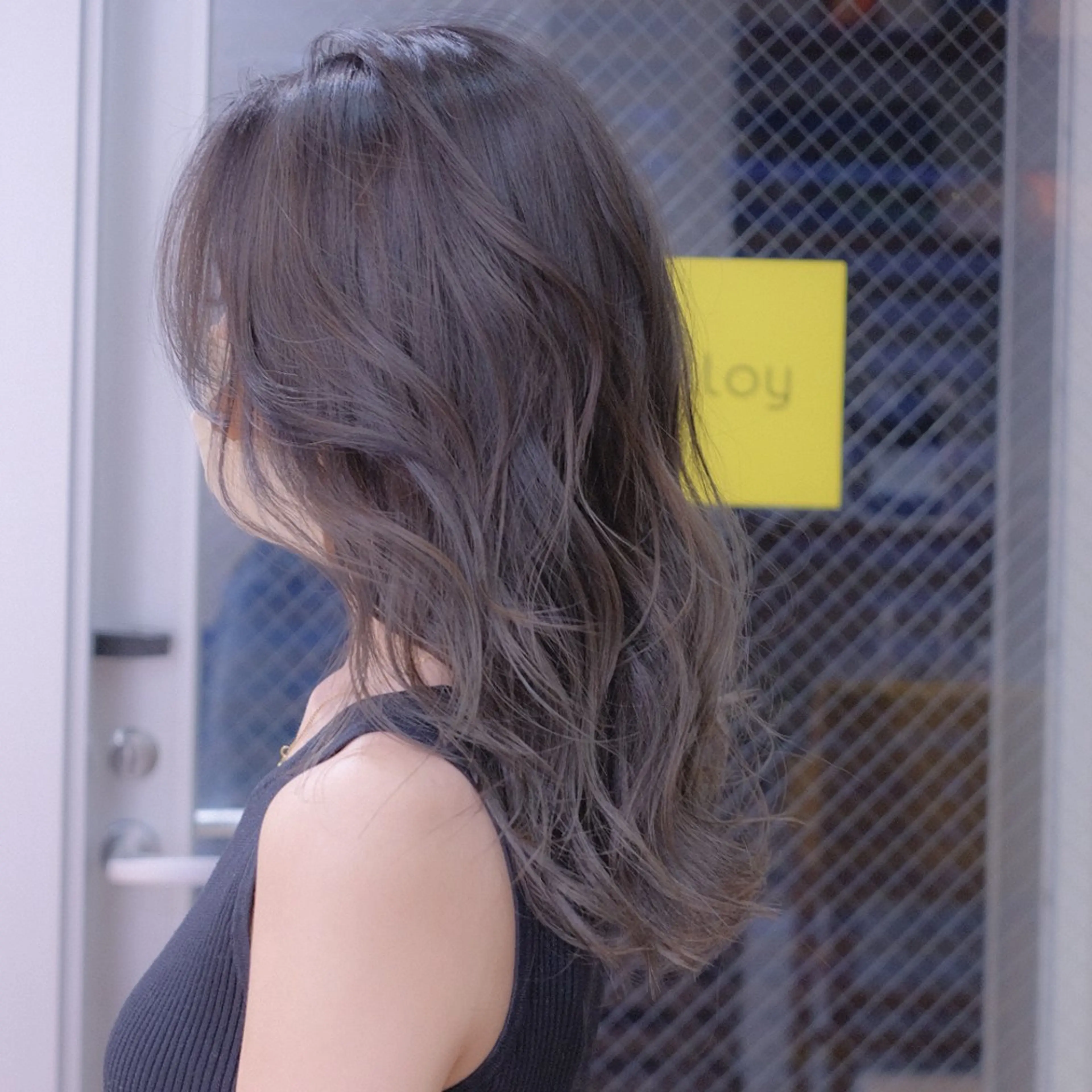 ミディアム カラー ブリーチ グラデーションカラー グレージュ 【表参道】ショート/ ボブ/くせ毛カットのヘアスタイル