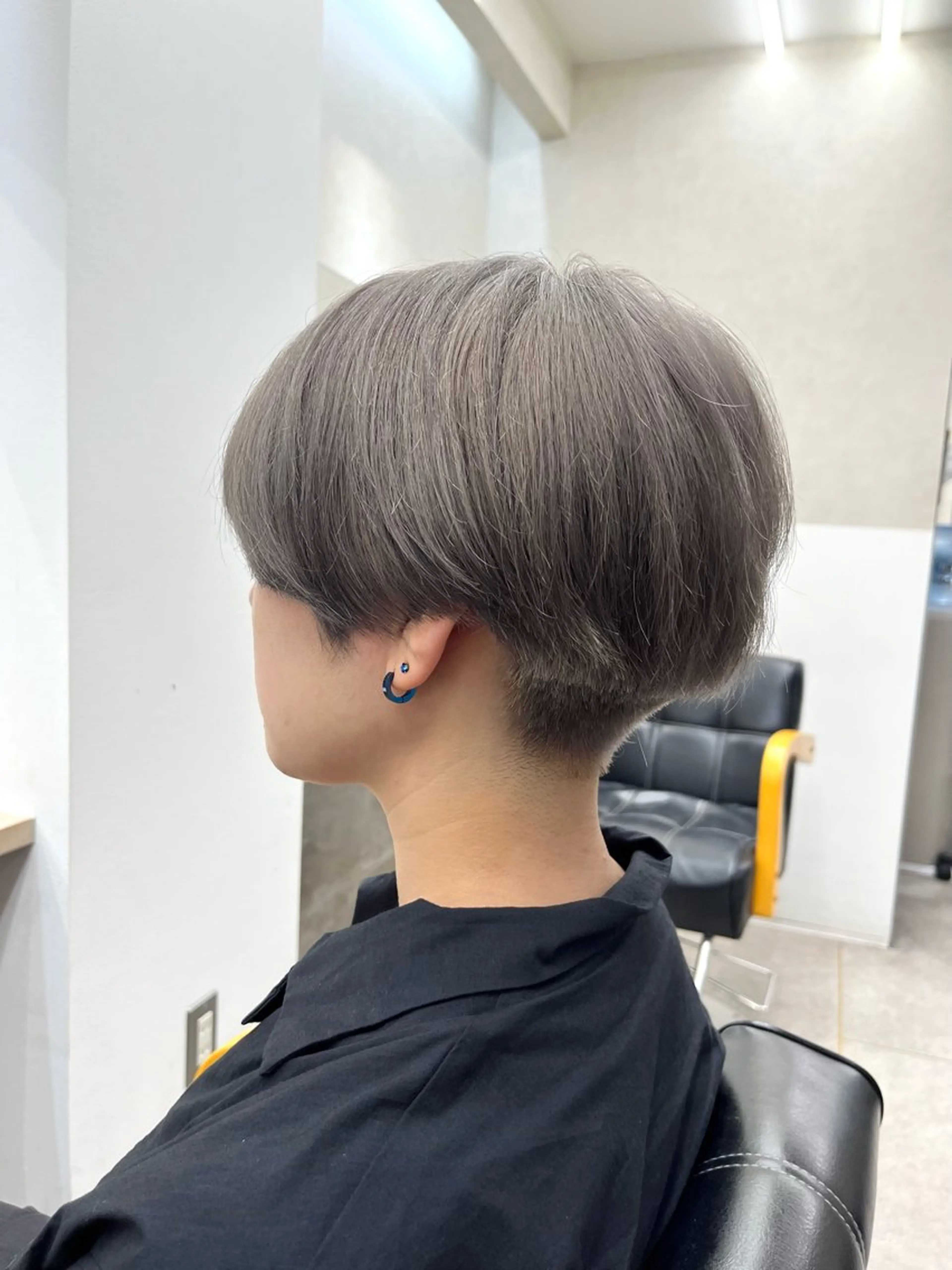 ショート カラー グレージュ シルバー シルバーグレージュ ヘアカラー メンズパーマ ヘアカラー大成のヘアスタイル