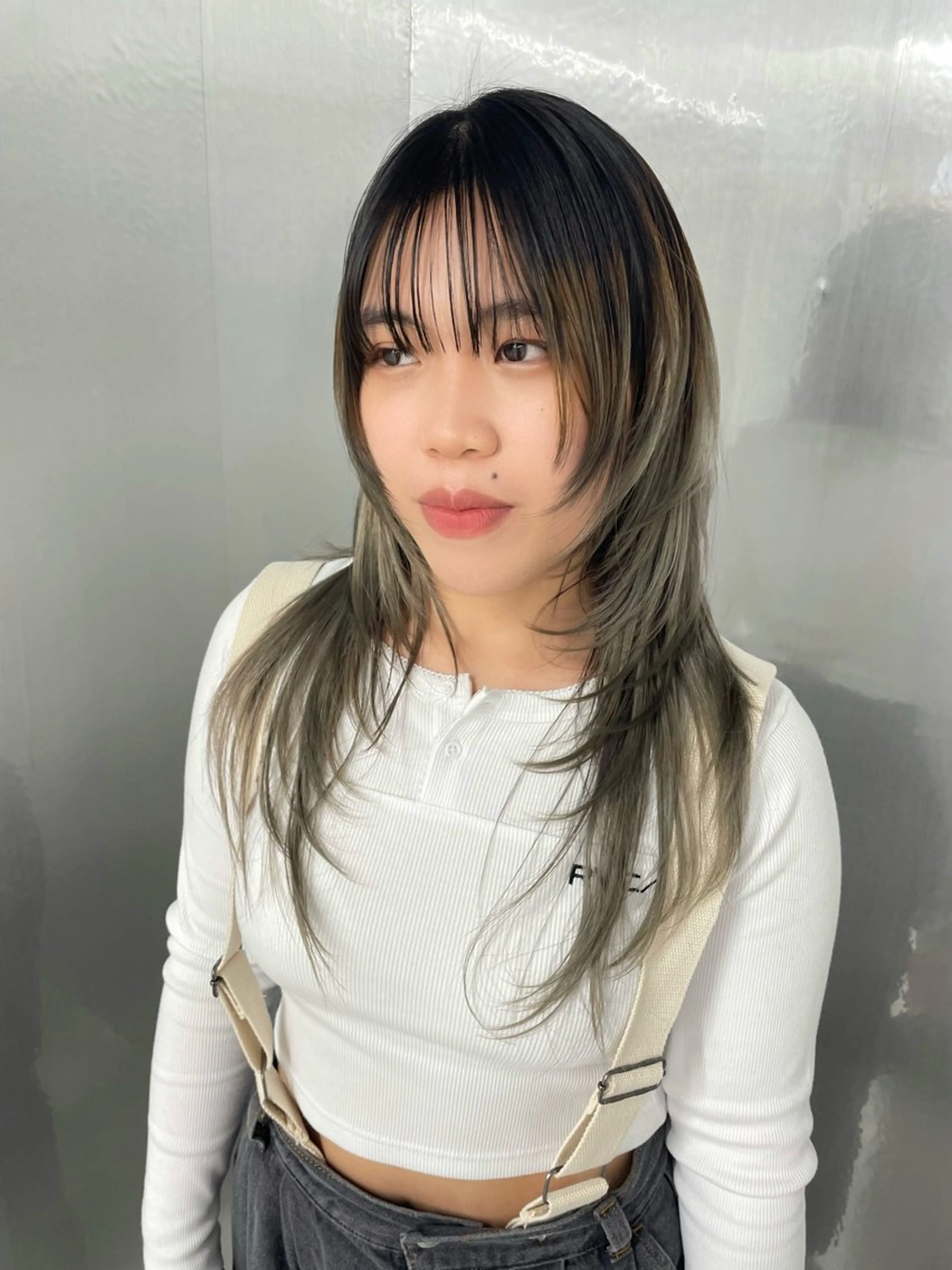 セミロング カラー アッシュ アッシュグレー ブリーチ カット ヘアカラー 錦 茉李 @lm.mari03のヘアスタイル
