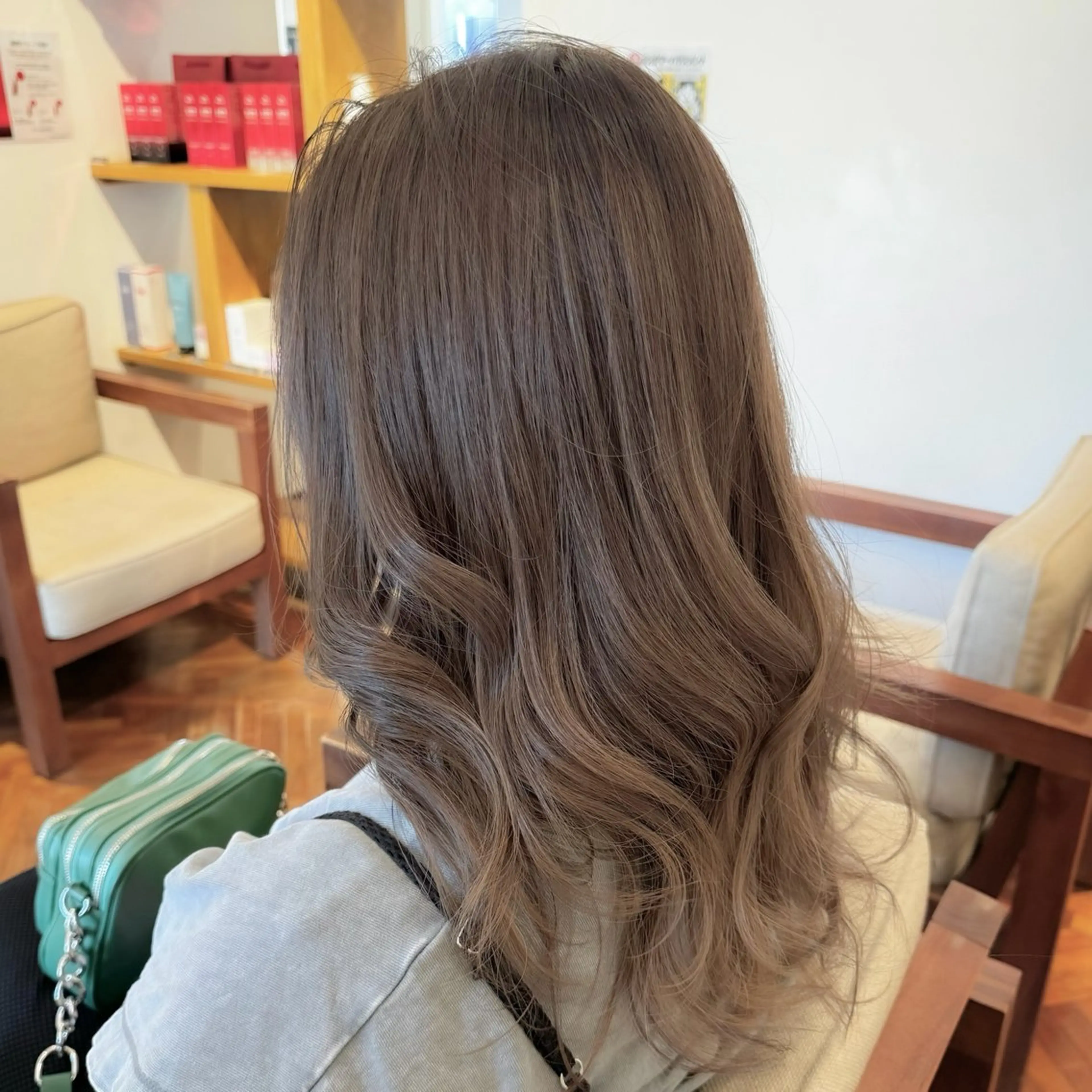 セミロング カラー バレイヤージュ ベージュカラー グレージュ ハイライトカラー イルミナカラー カット ヘアカラー トリートメント 吉田 新平のヘアスタイル