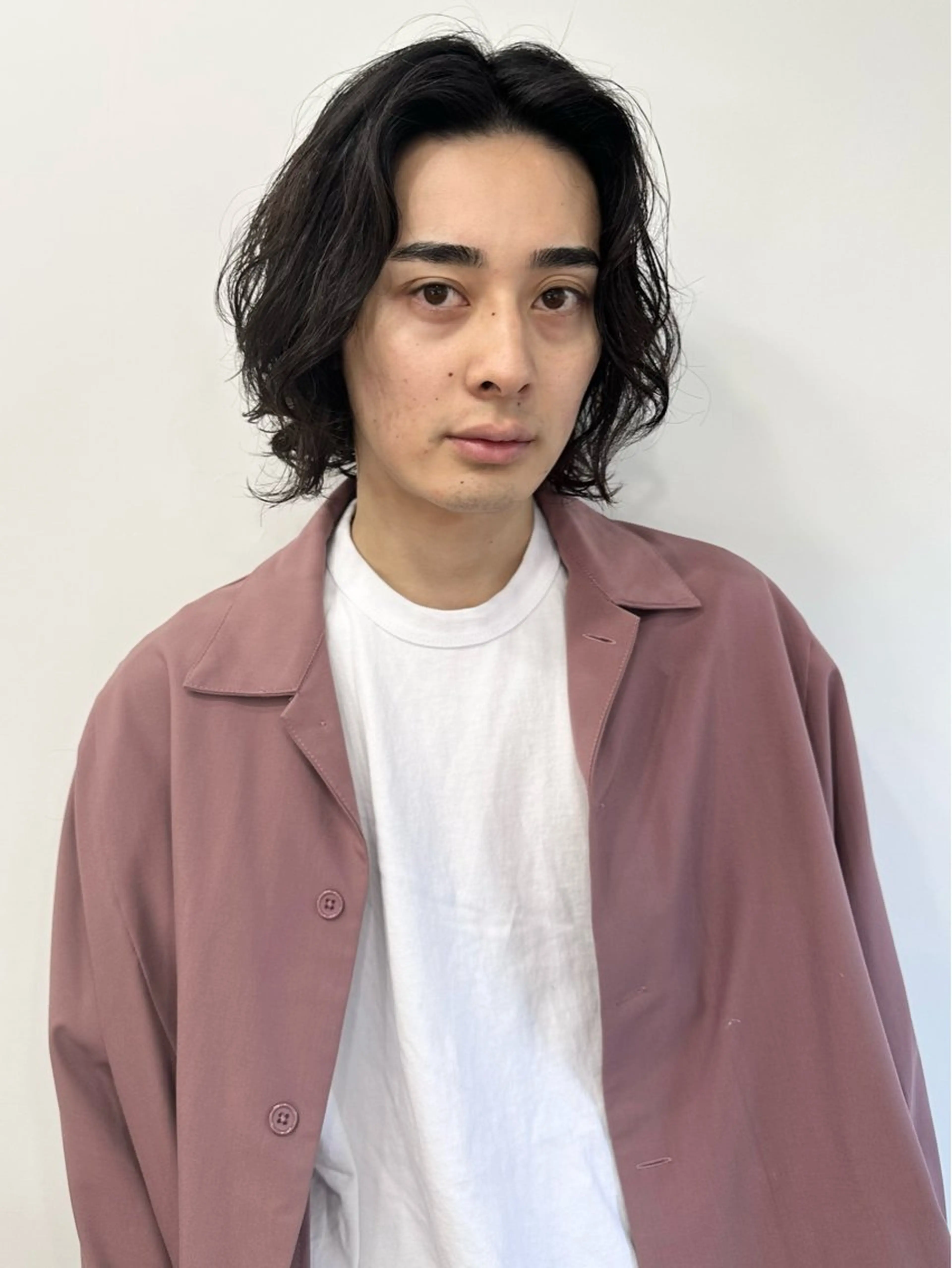 ミディアム メンズ ミディアムパーマ メンズブリーチ メンズ韓国風 メンズパーマ スペインカール カット パーマ 朝がラクになるパーマ トウバルタイキのヘアスタイル