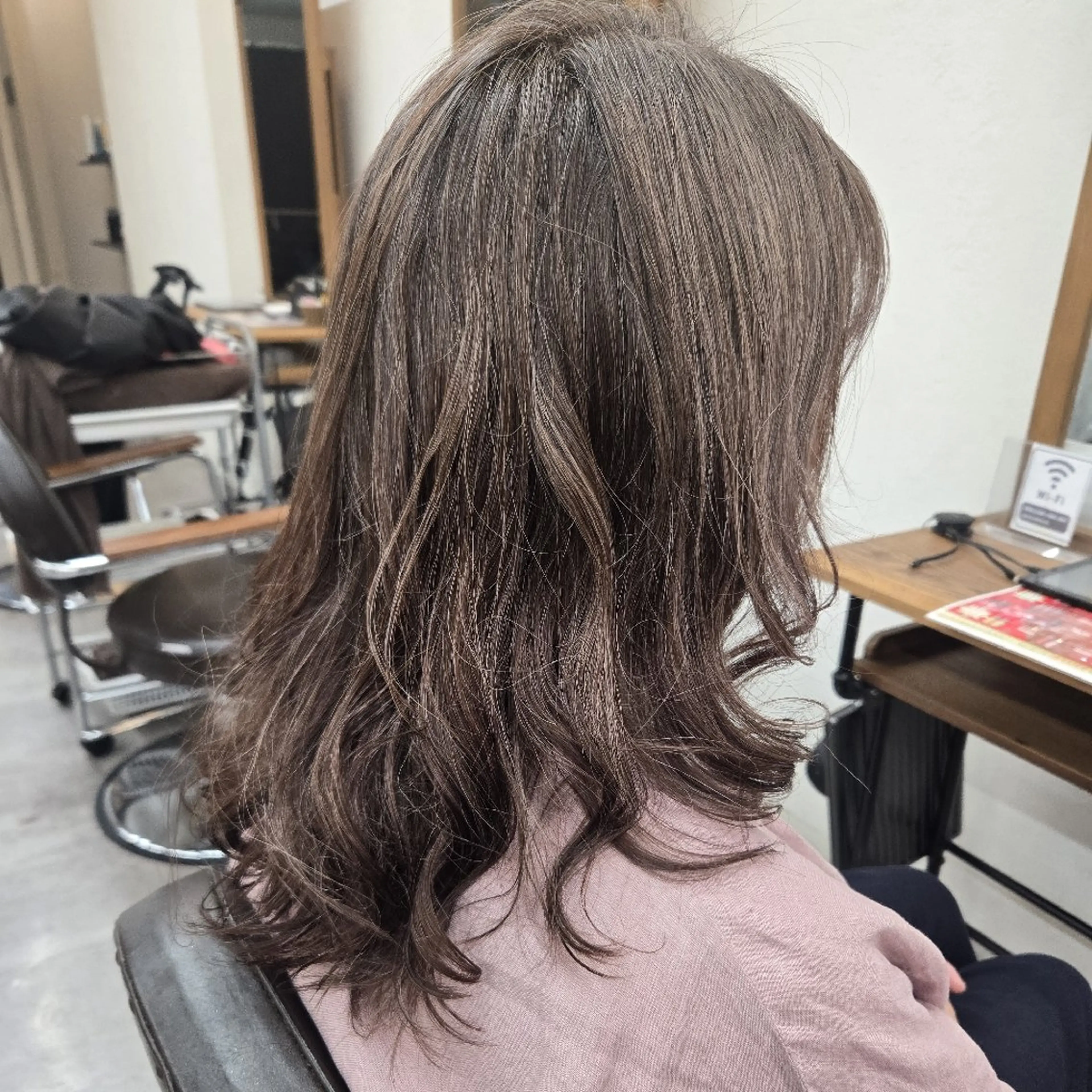 ミディアム カラー カット パーマ トリートメント 浜田りほ Luxbe 博多バスターミナルのヘアスタイル
