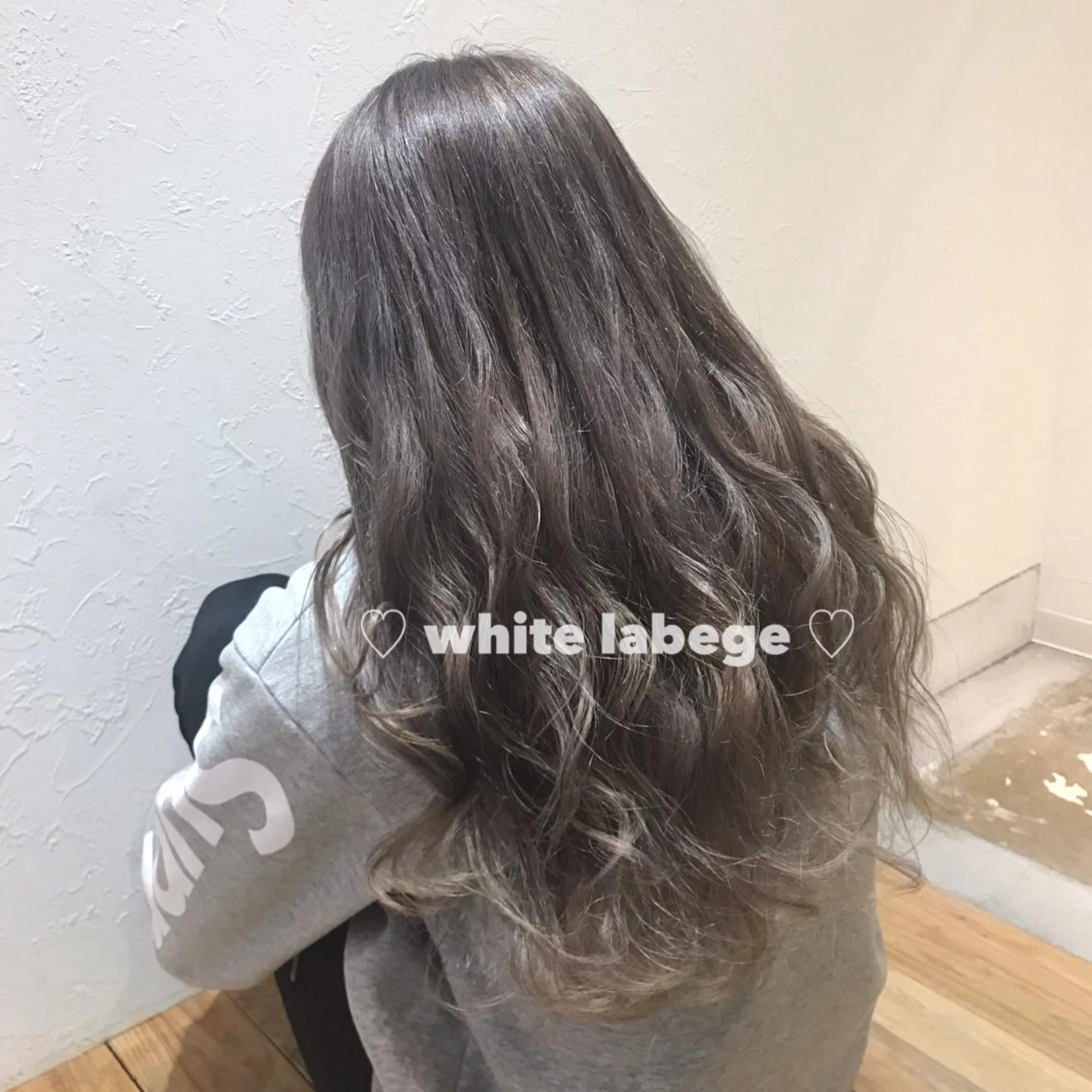 ロング ブリーチなしカラー ダブルカラーエクステのヘアスタイル