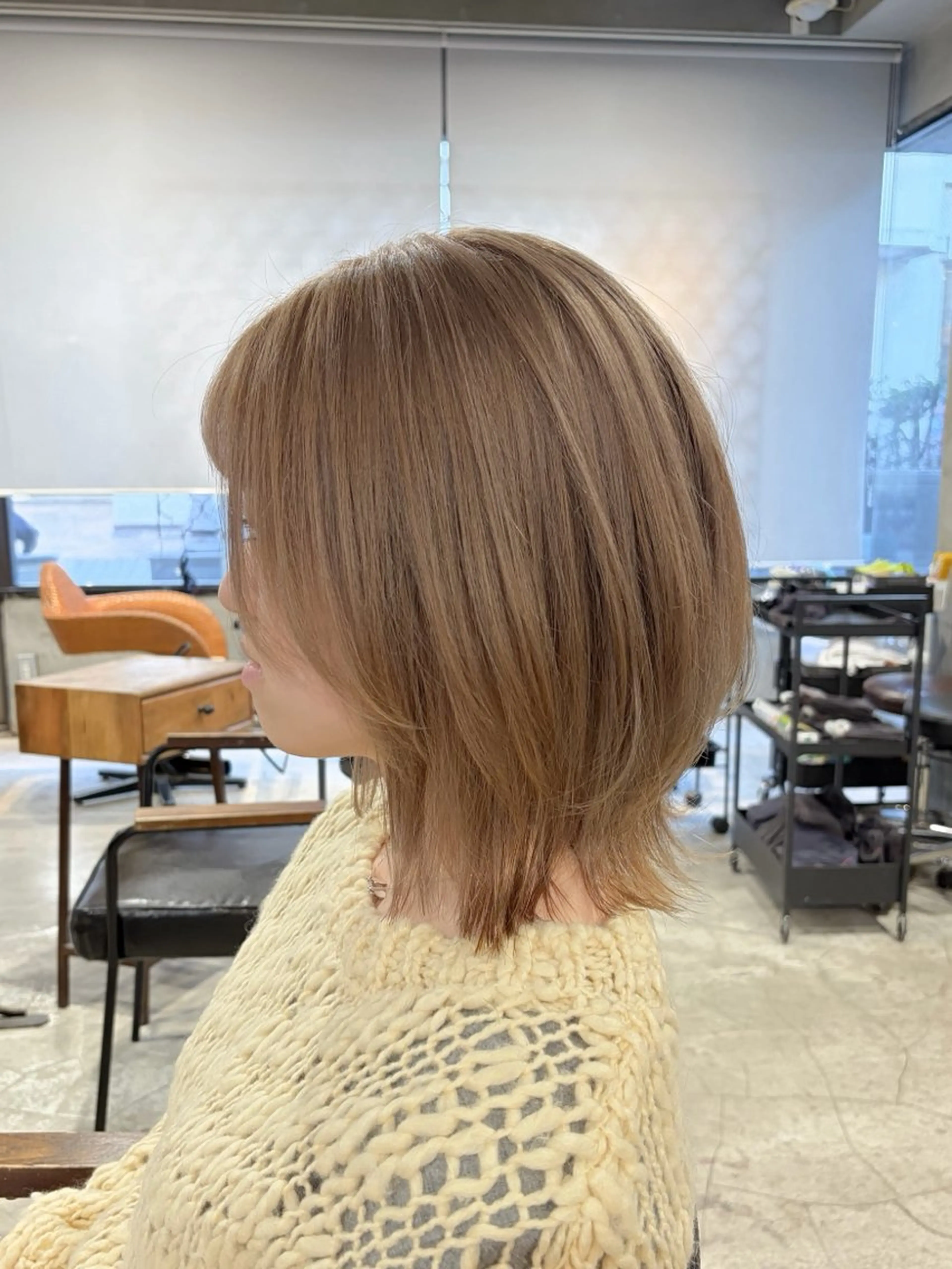 ミディアム カラー ベージュカラー ブロンド ハイトーンカラー ハイトーンベージュ ミルクティーベージュ カット ヘアカラー トリートメント ヘアセット 似合わせベージュ 🍯ayumi🍯のヘアスタイル