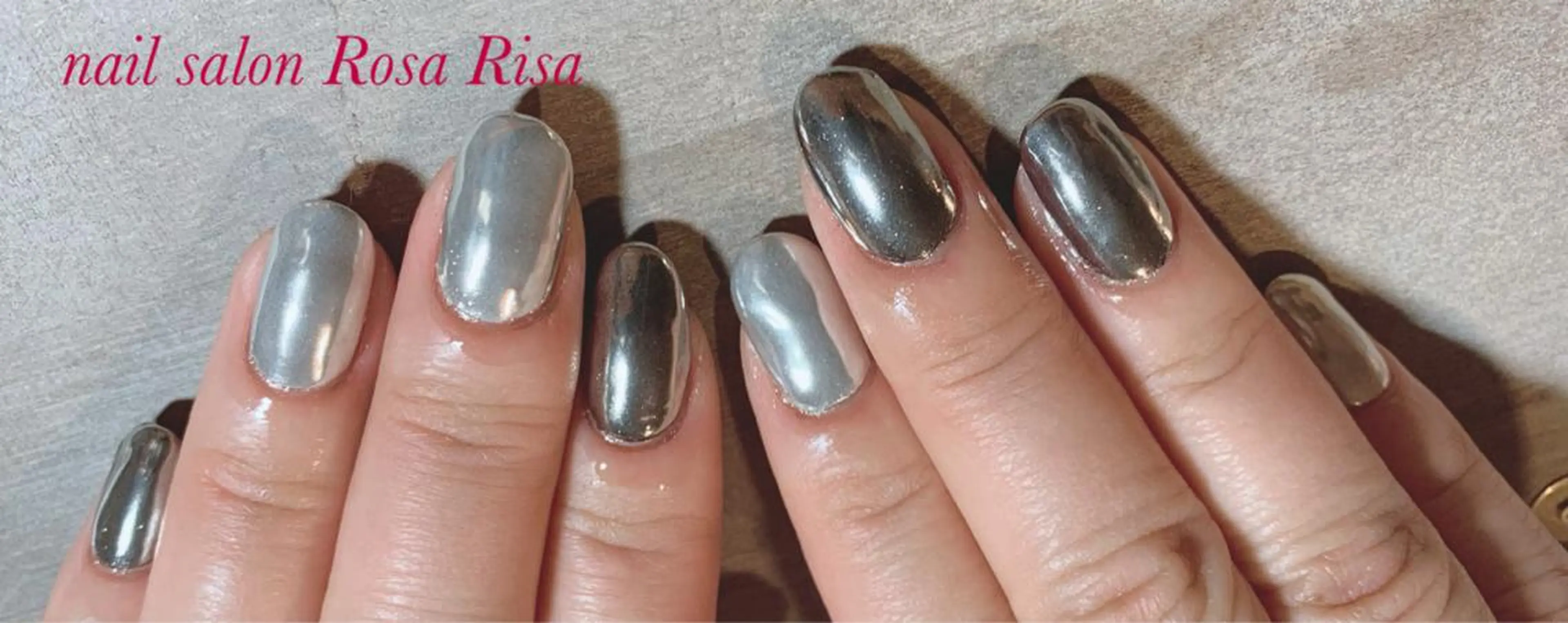 ミディアム ネイル ミラーネイル ホワイト ネイルスタジオ シェイクユアハンズのネイルデザイン