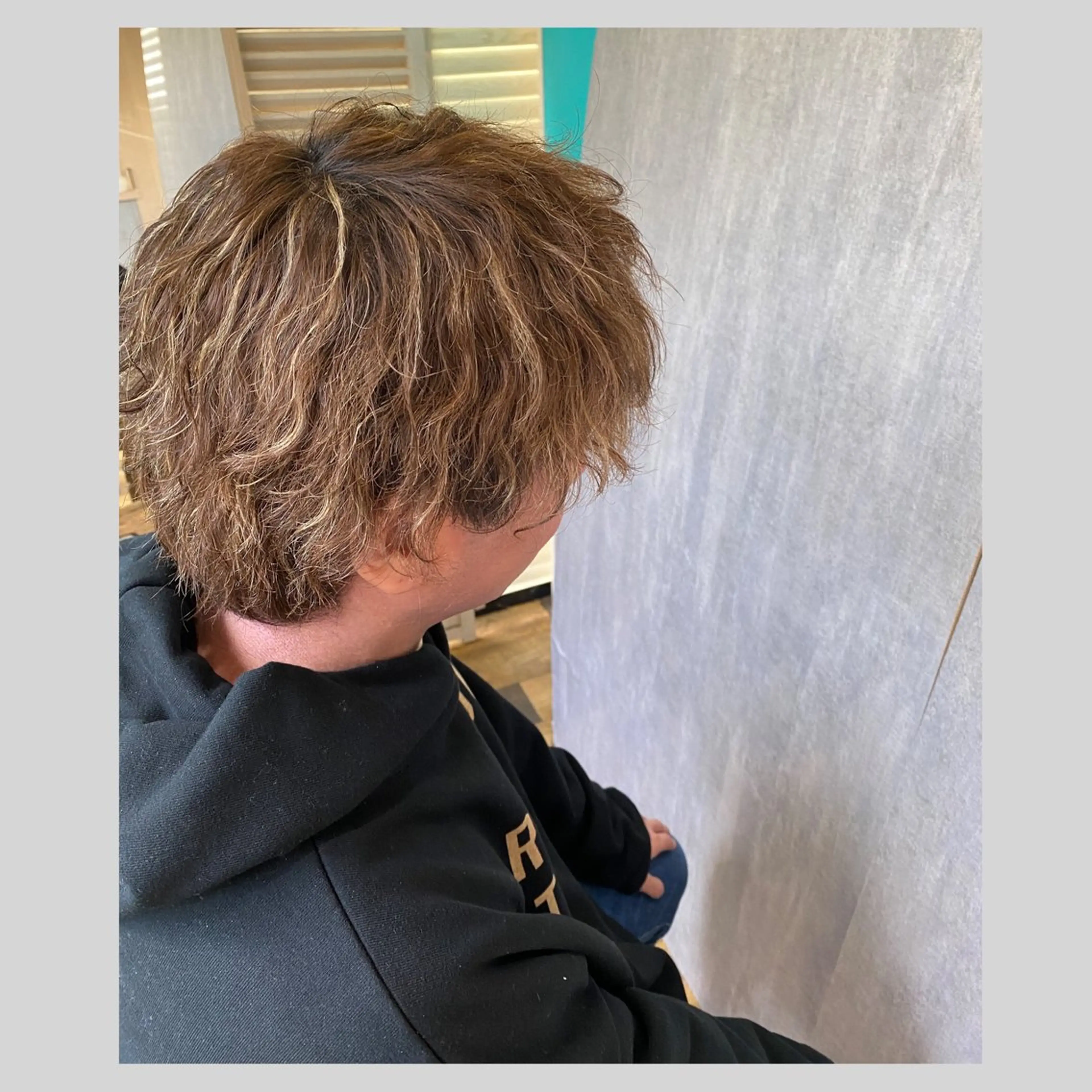 パーマ メンズ メンズブリーチ メンズハイライト メンズパーマ 波巻きパーマ 佐藤 沙也輝のヘアスタイル