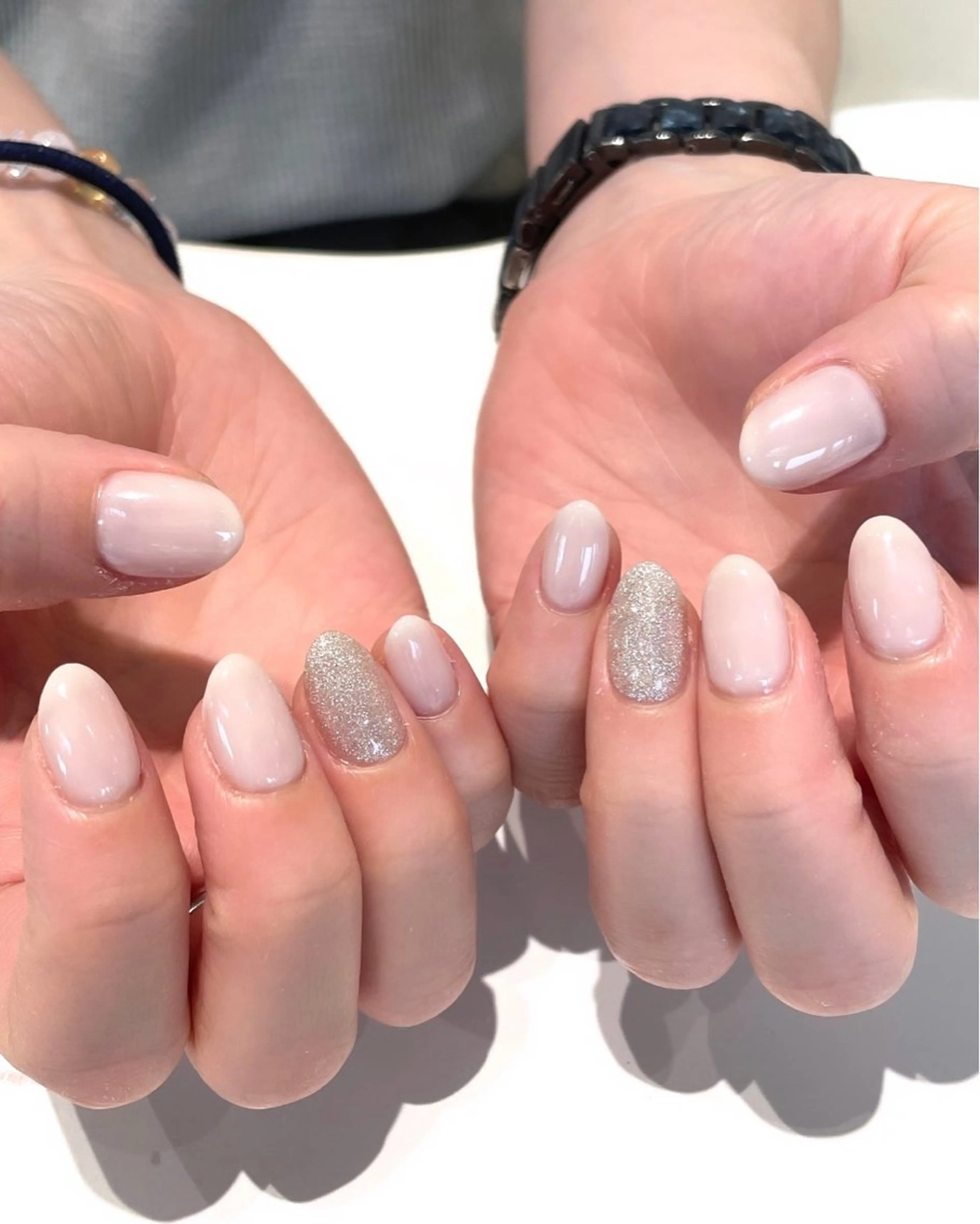 ネイル ラメ(グリッター) シルバー シンプルネイル 肝付 朋佳のネイルデザイン