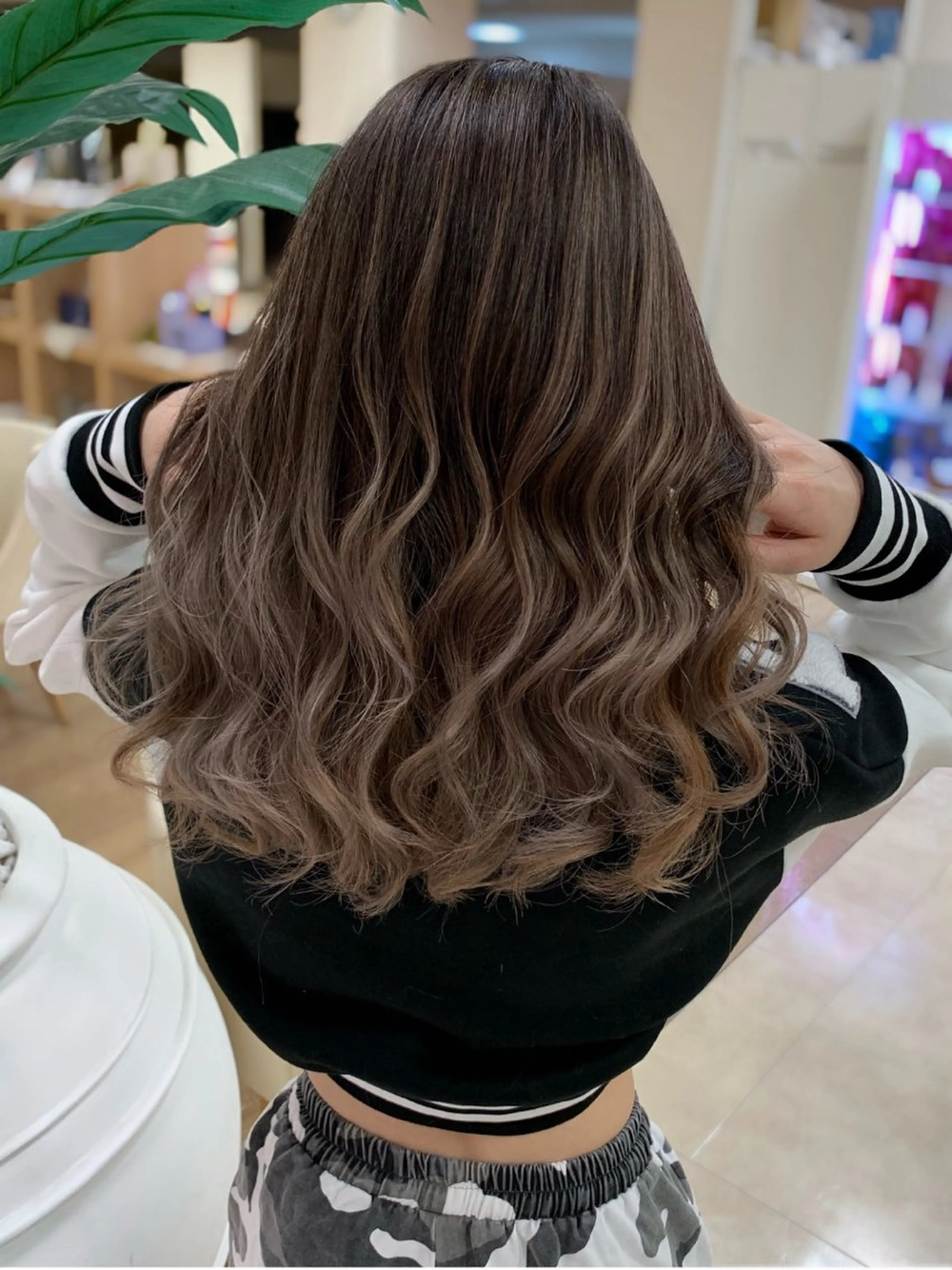 ミディアム カラー バレイヤージュ ベージュカラー ブリーチ ブロンド ケアブリーチ ヘアカラー トリートメント お悩み解決美容師🦚 片山/銀座/有楽町のヘアスタイル