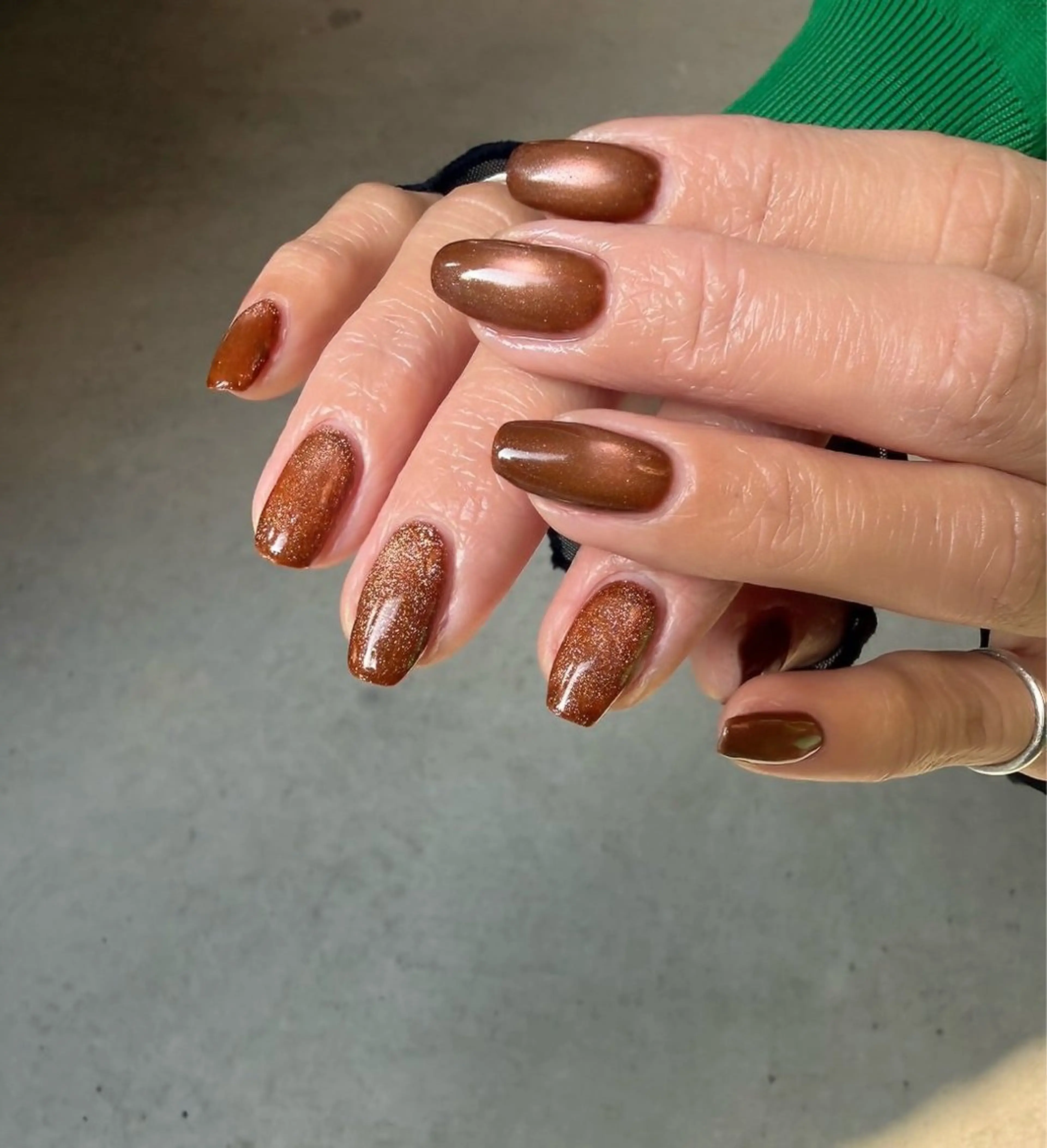 ネイル ブラウン フラッシュネイル フラッシュマグ マグネットネイル Lowé nailのネイルデザイン