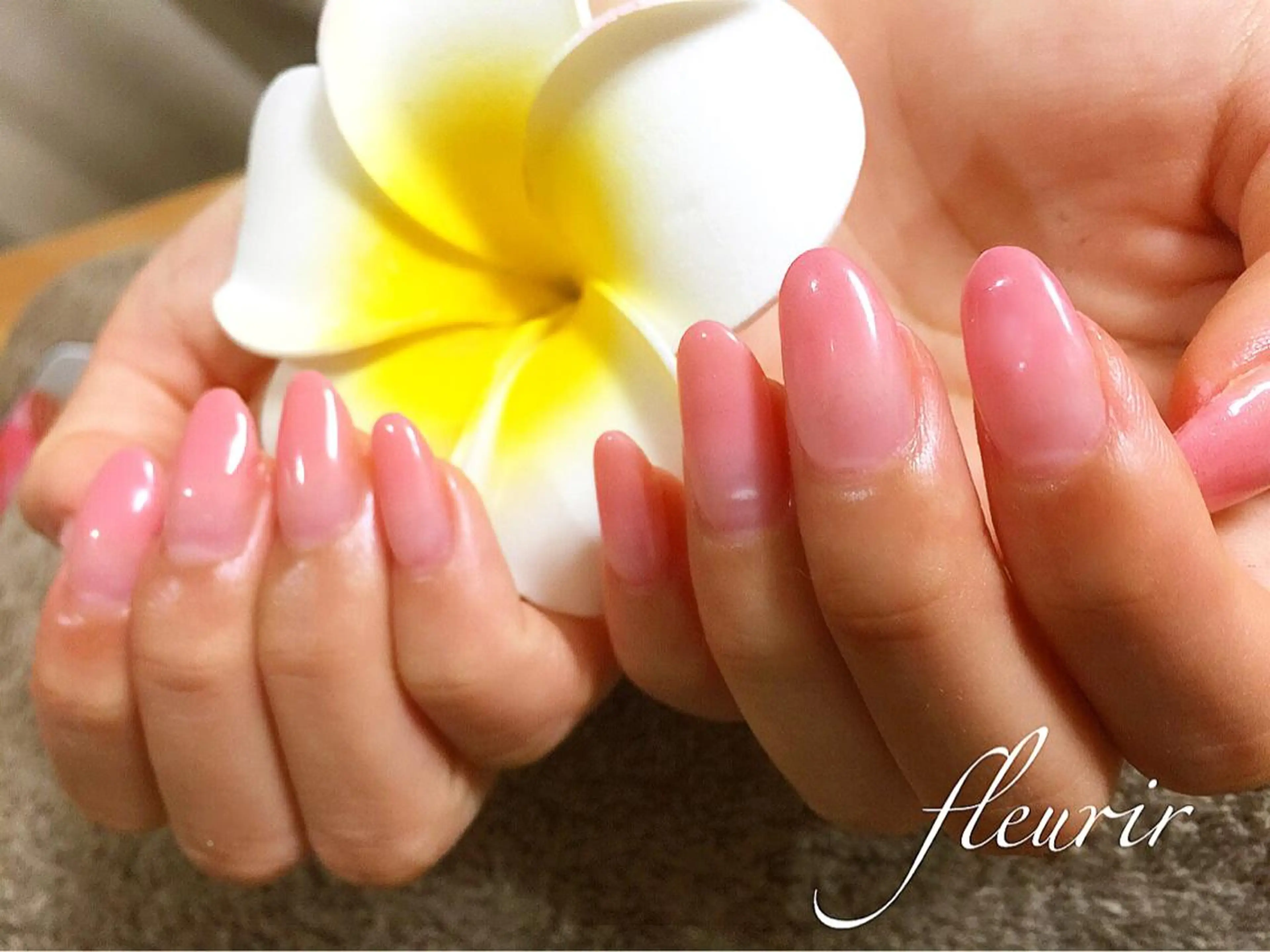 ミディアム ネイル ピンク フルリール 【プライベートサロンのネイルデザイン