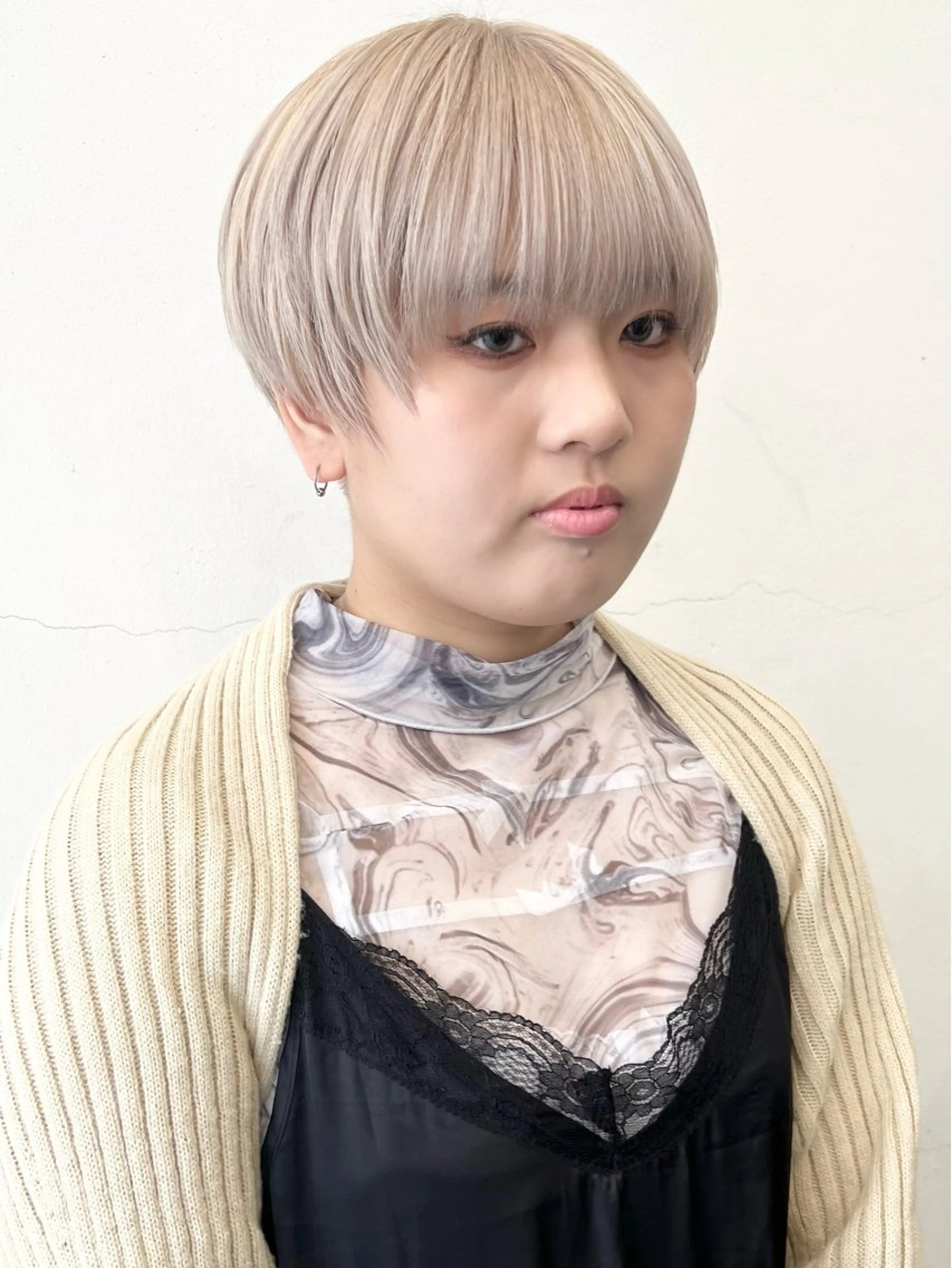 ショート カラー アッシュ ベージュカラー ブリーチ ブロンド ケアブリーチ ヘアカラー トリートメント HARU//原宿🤍 リピート率NO.1のヘアスタイル