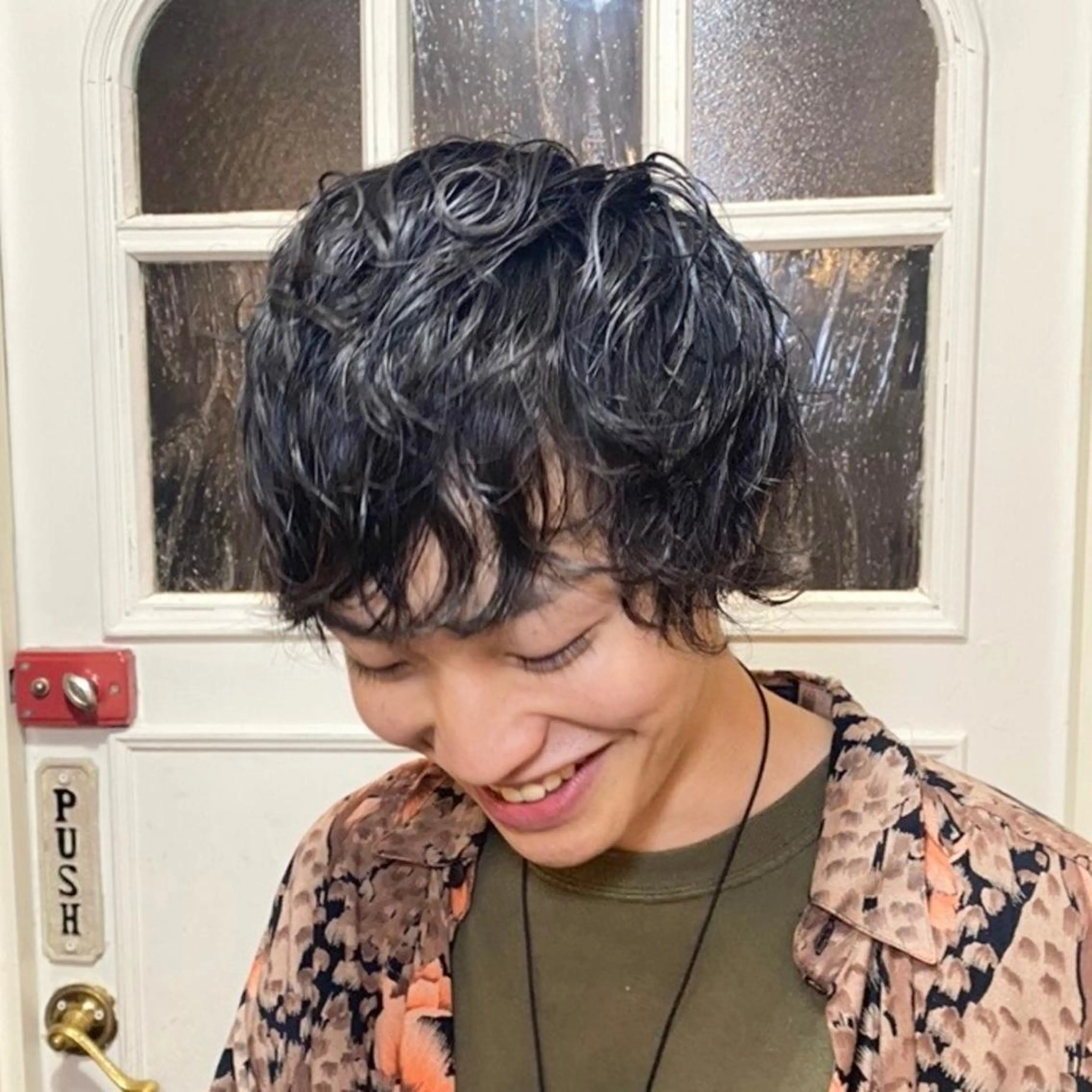 ミディアム パーマ メンズ ミディアムパーマ メンズパーマ メンズウルフカット 外ハネヘア ウルフカット BRITS 渡辺 菜々子のヘアスタイル