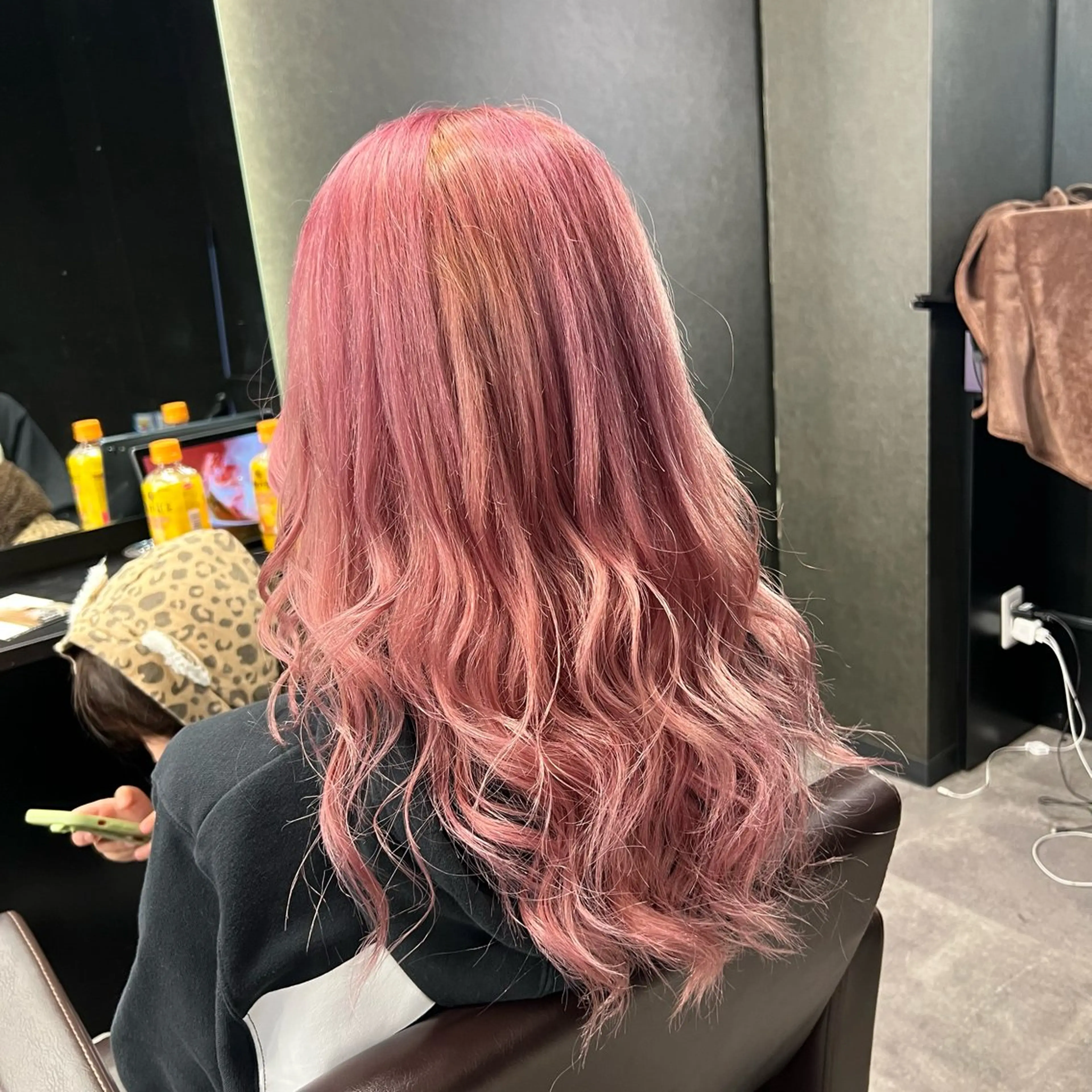 セミロング カラー TAKUMI ハイトーン/ウルフのヘアスタイル