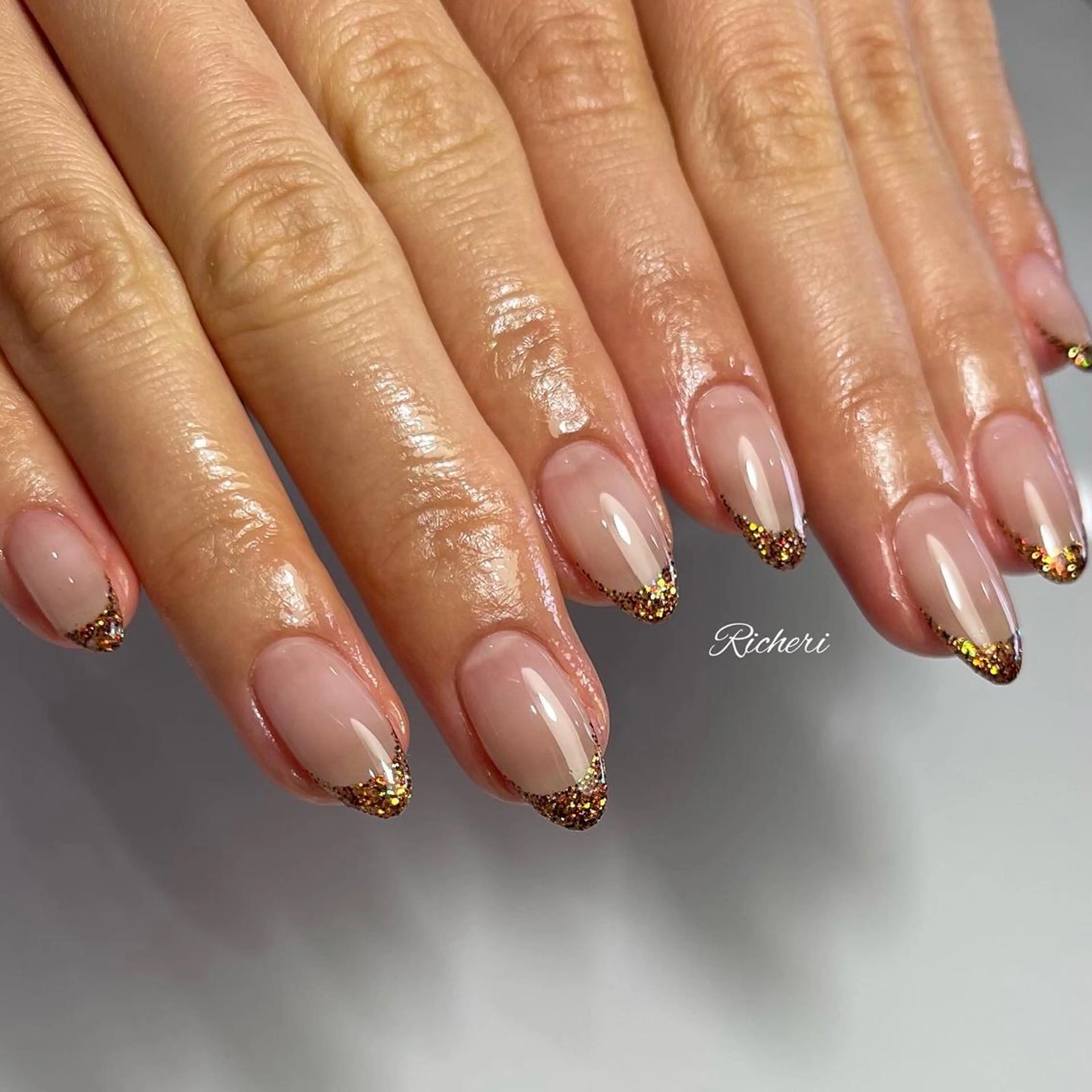 ミディアム ネイル 韓国風ヘア アートネイル フレンチネイル ジェルネイル キラキラネイル richeri beautyのエステ・リラクイメージ