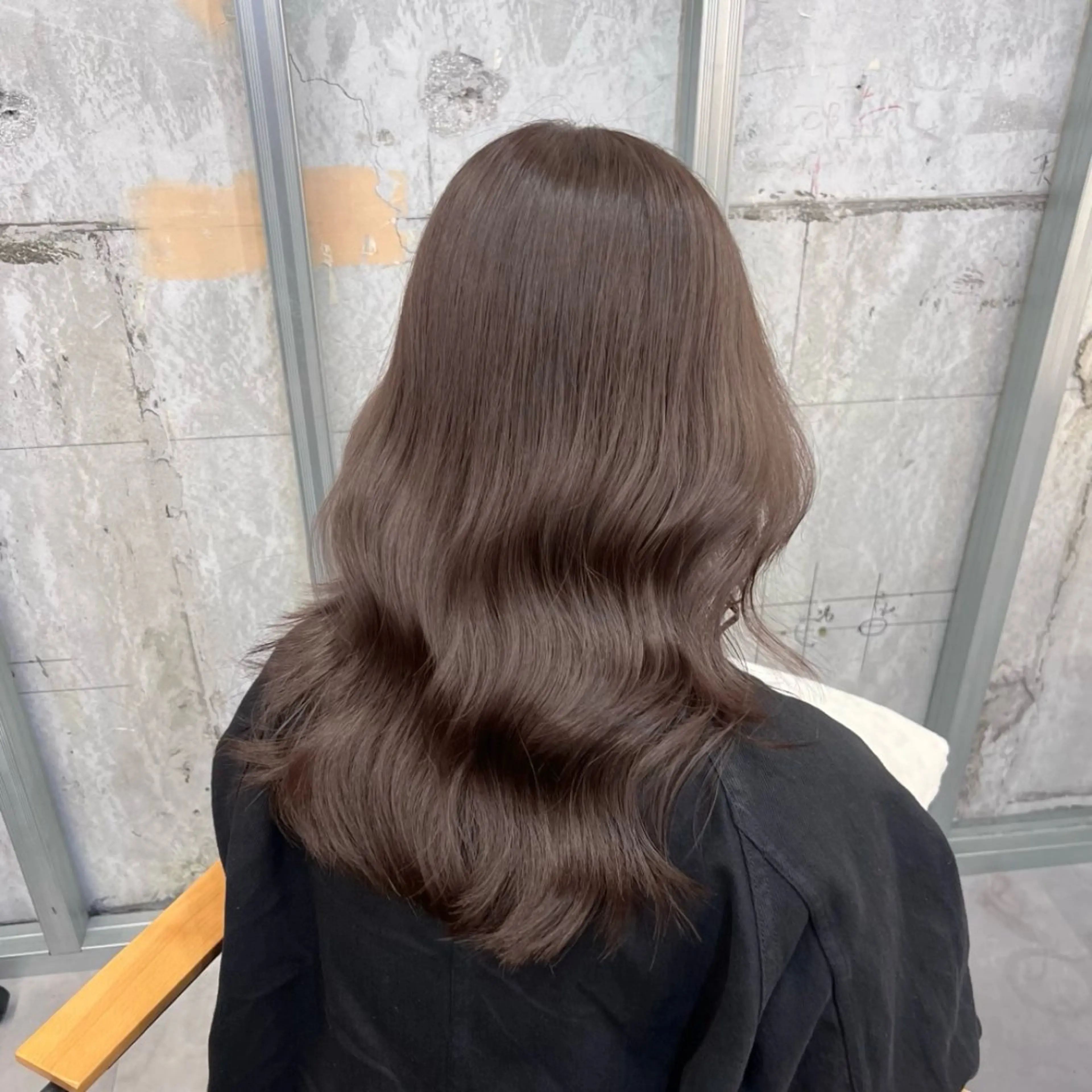 セミロング カラー パーマ アッシュ アッシュグレー アッシュグレージュ ベージュカラー 黒髪 カット ヘアカラー トリートメント akira｜ 透明感ベージュ｜梅田のヘアスタイル