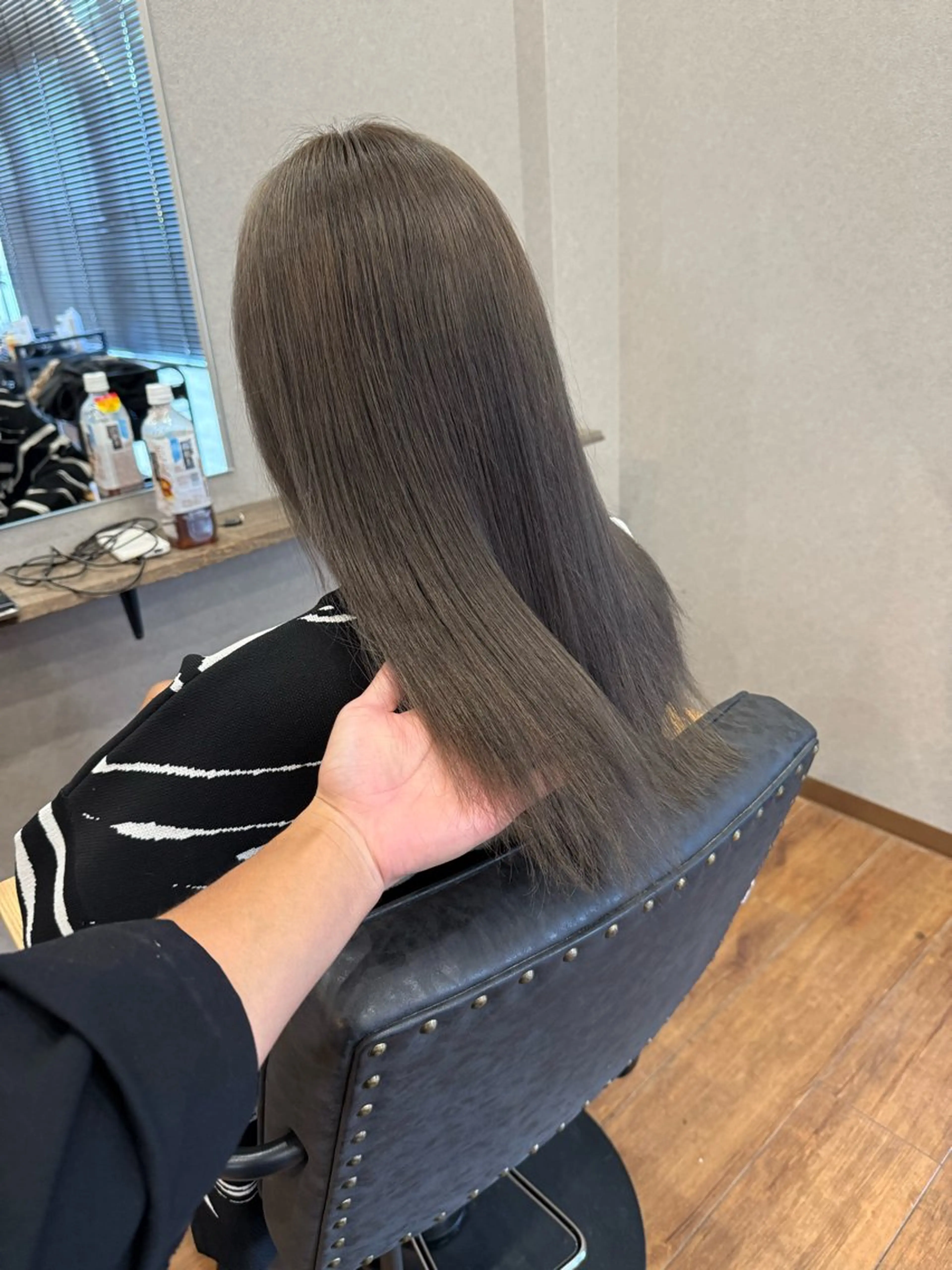 ロング カラー グレージュ カット ヘアカラー トリートメント 鵜飼 真伍のヘアスタイル