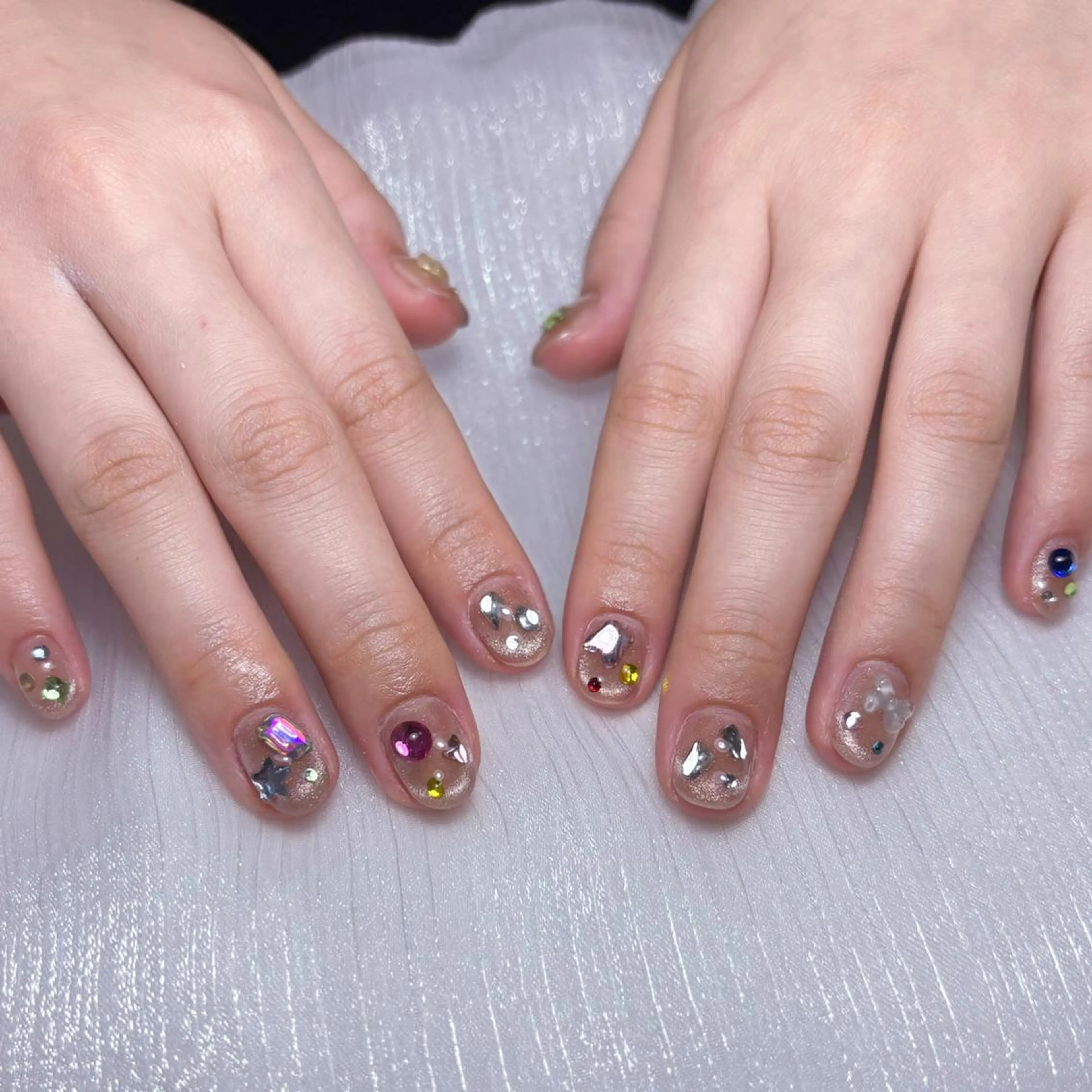 ネイル アートネイル オーロラネイル ガーリー キラキラネイル 韓国ネイル ハンドネイル リナ 💅のネイルデザイン