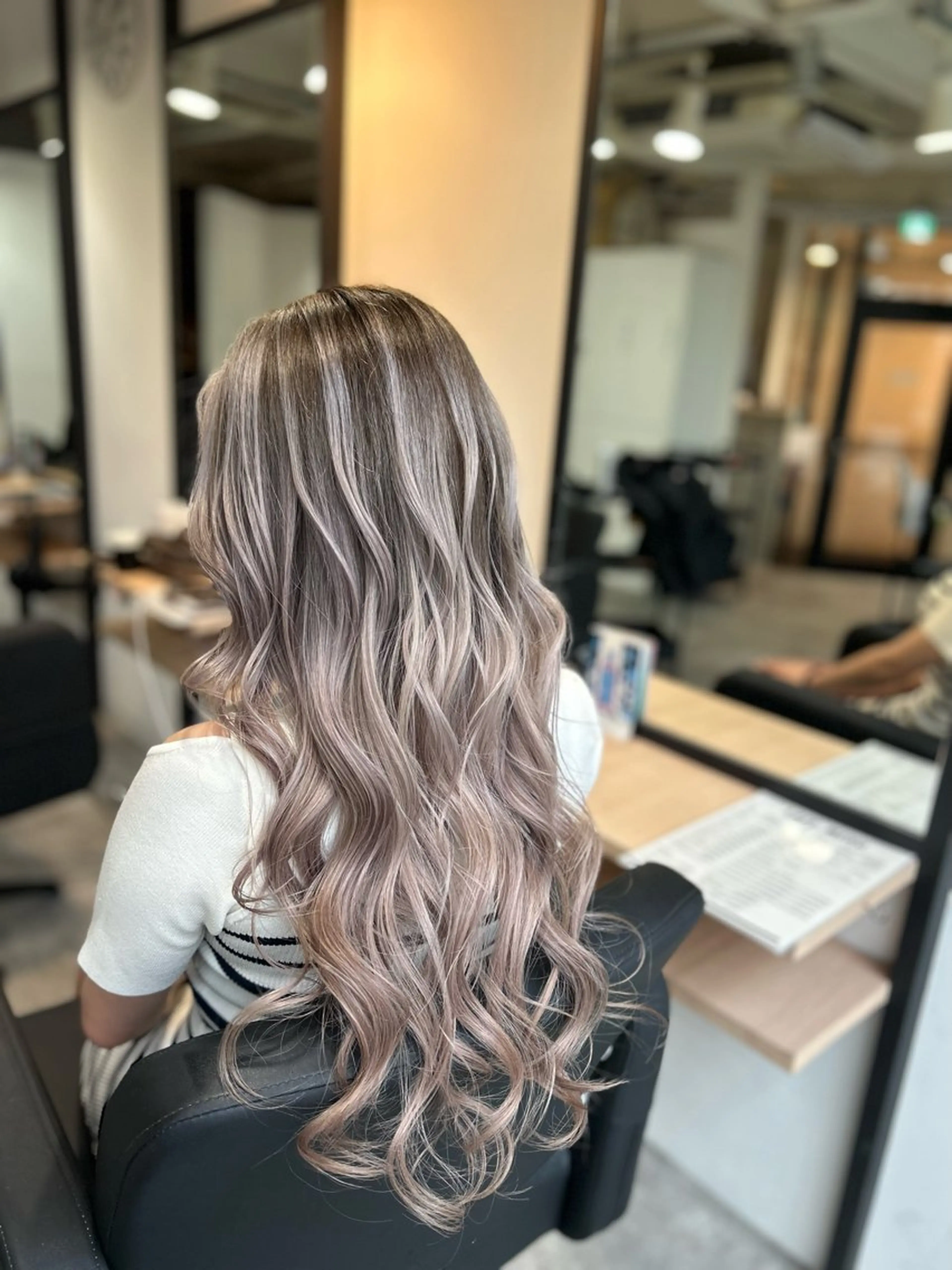 ロング カラー バレイヤージュ ハイトーンカラー レイヤーカット ヘアカラー ✂️大門 巧✂️ LAFF心斎橋店のヘアスタイル