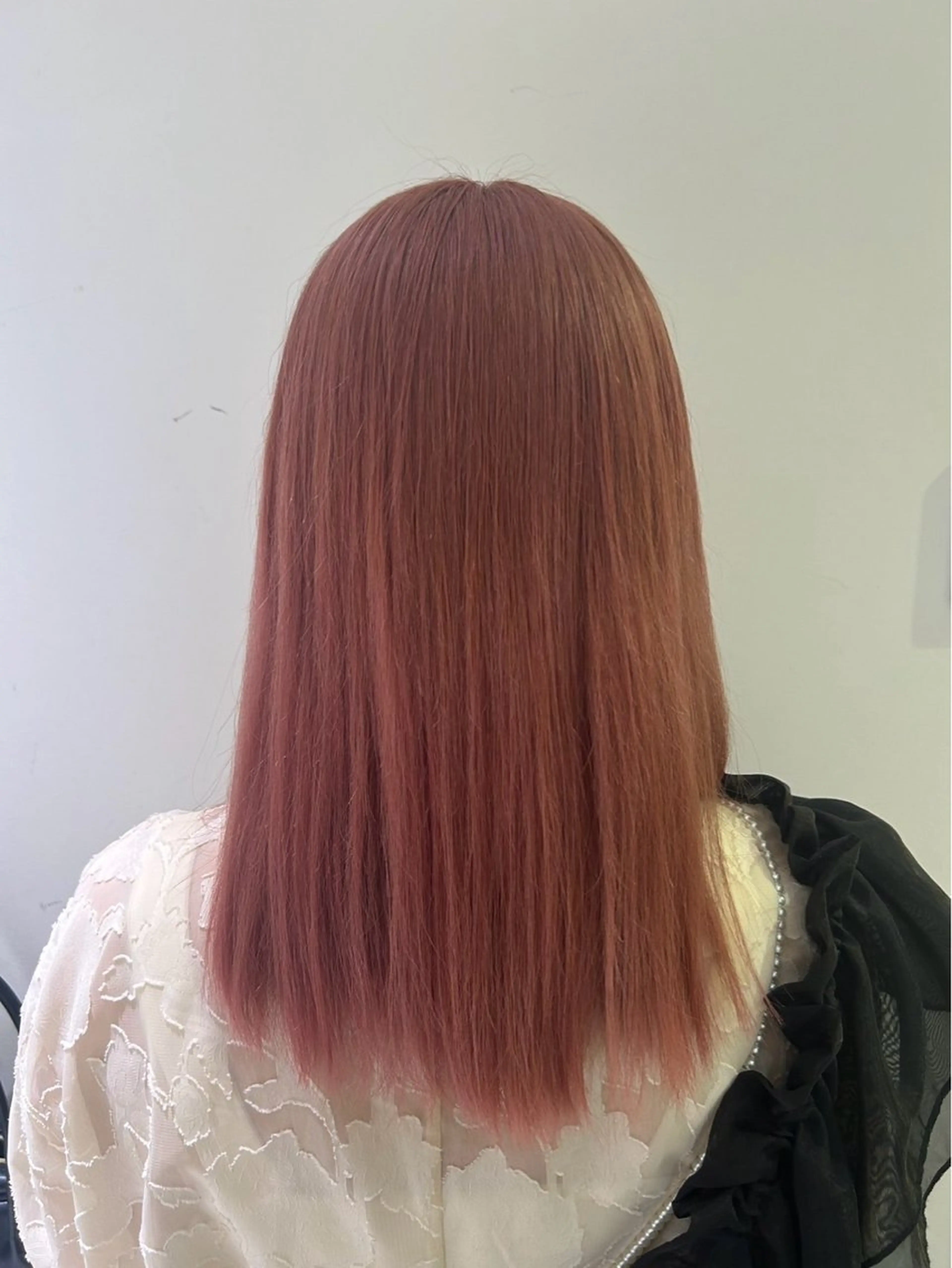 カラー momb 折戸結菜のヘアスタイル
