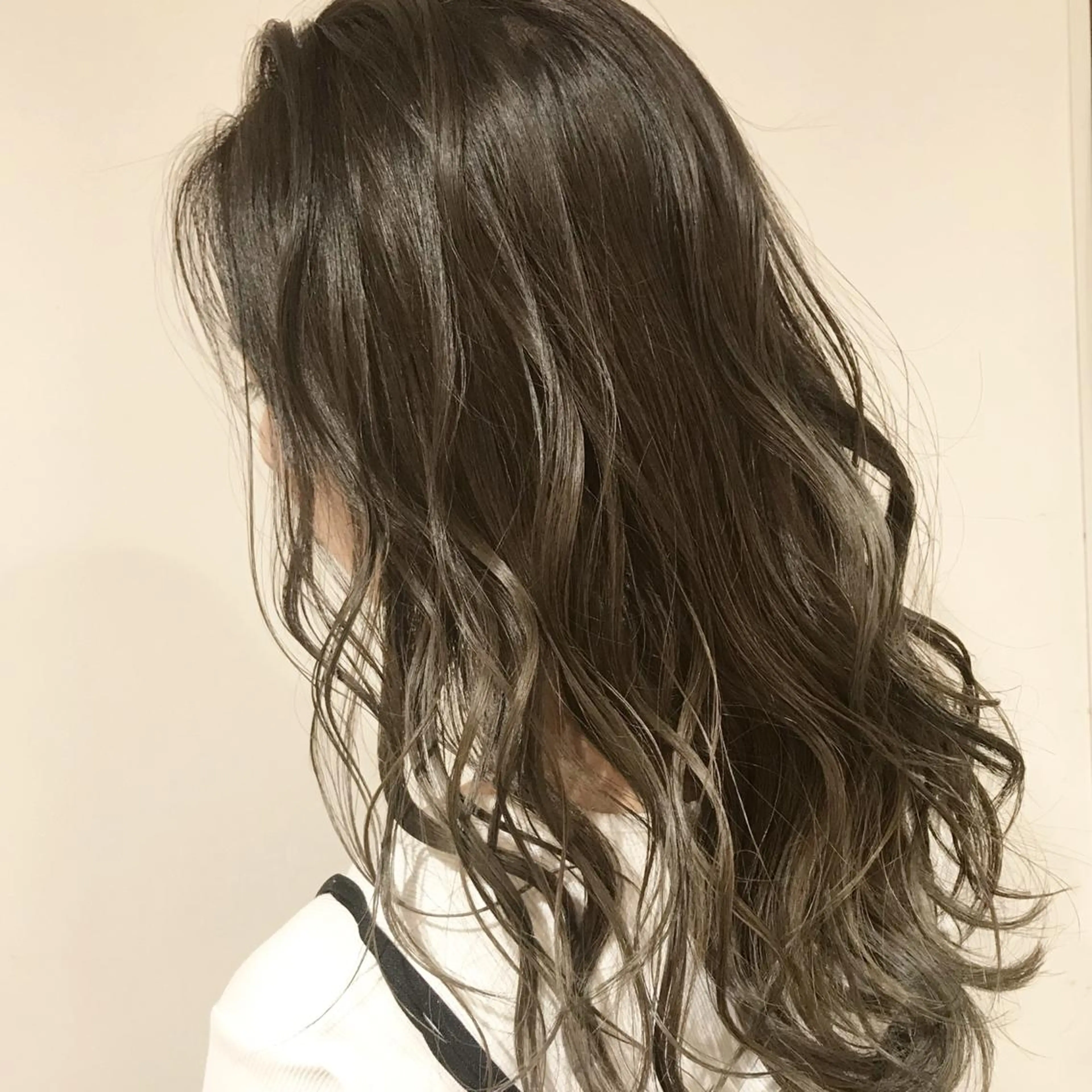 ミディアム カラー アッシュ アッシュグレー アッシュグレージュ バレイヤージュ ミストバング カット ヘアカラー トリートメント AMI Hair  supply所属・髪質改善カラー韓国風 レイヤーtudaのヘアスタイル