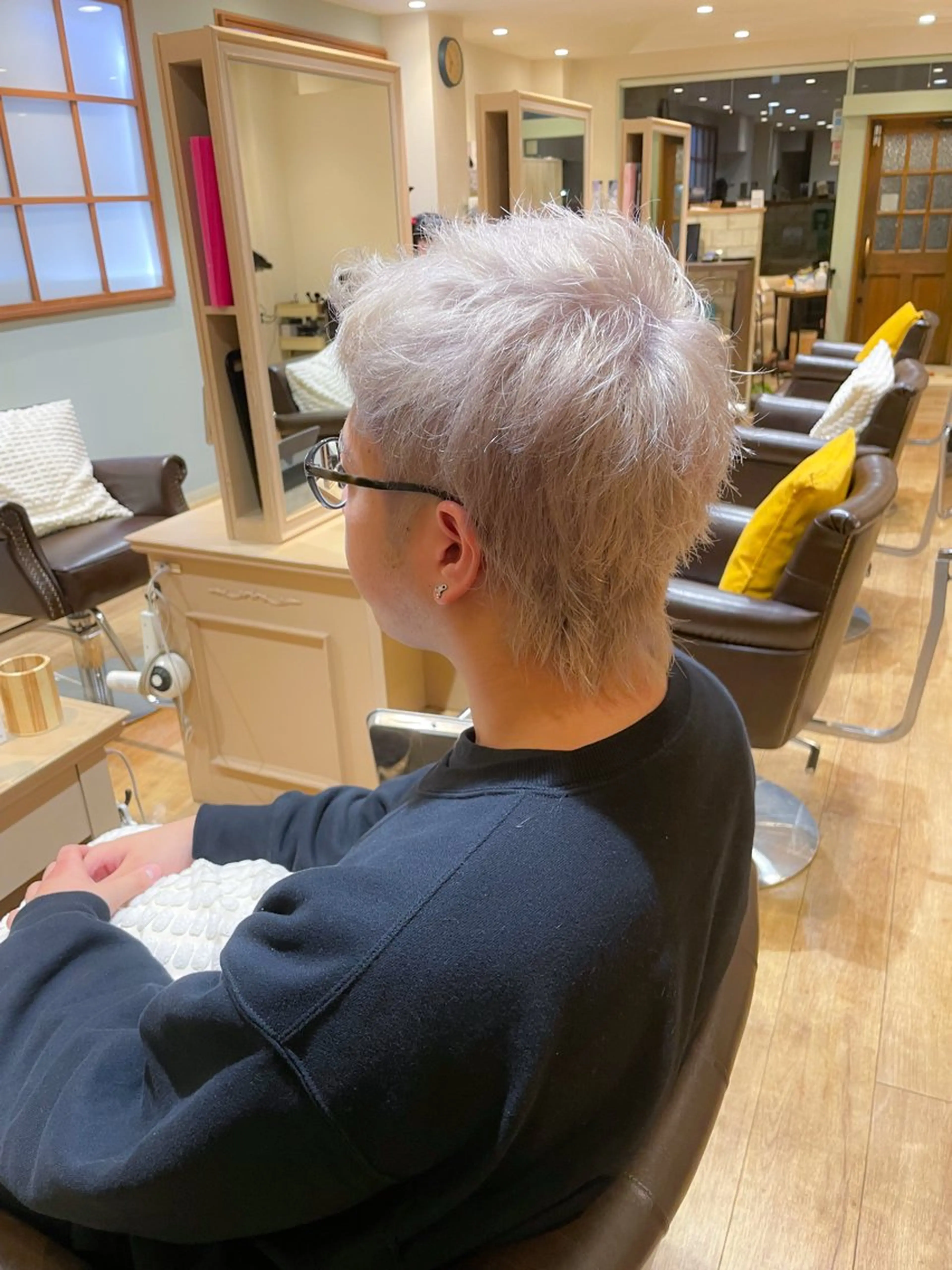 カラー メンズ メンズブリーチ ベージュカラー ブリーチ ホワイトベージュ 高嶋 憂蘭々のヘアスタイル