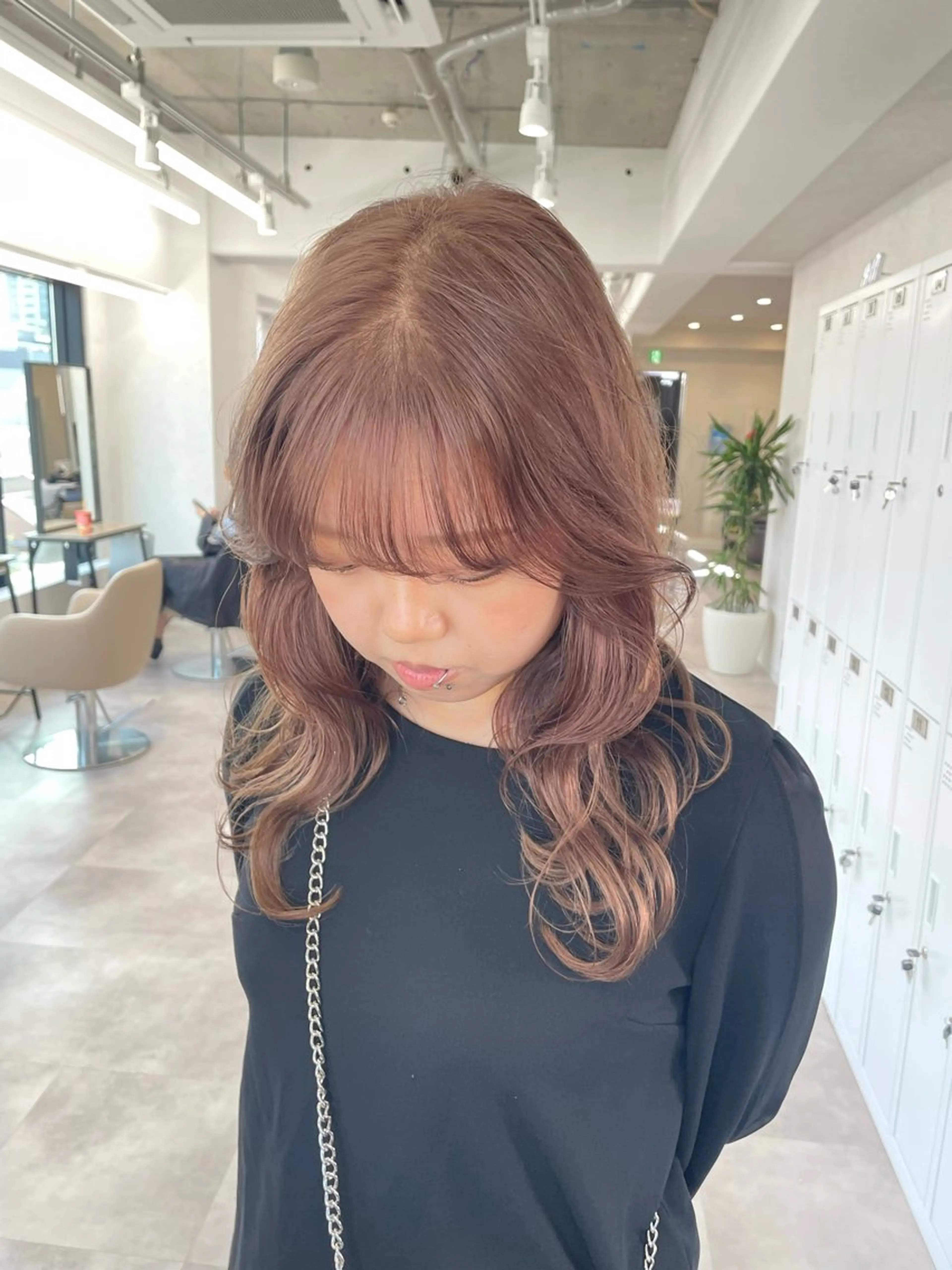 セミロング ハイトーンイヤ リングカラー清水隆央のヘアスタイル