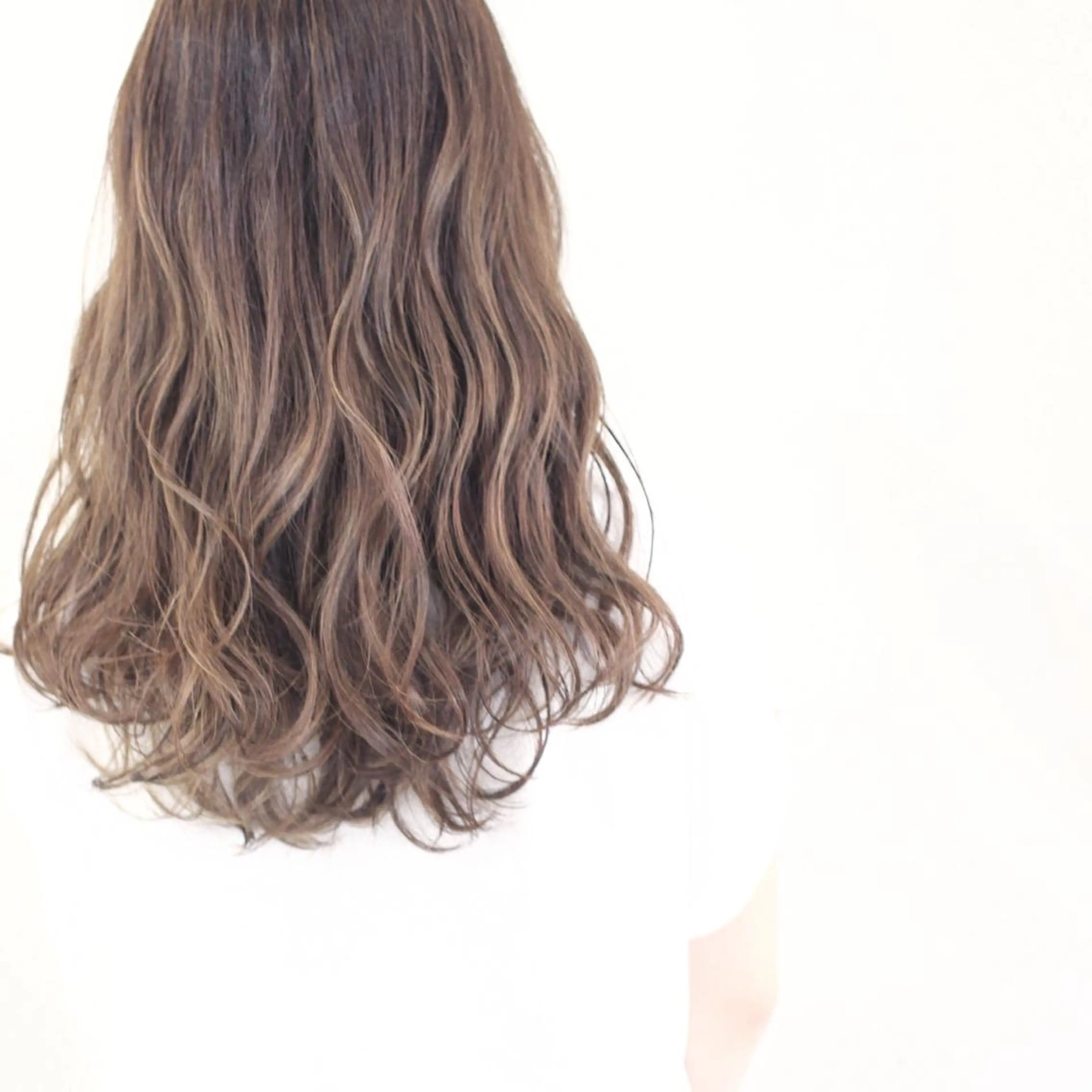 ミディアム カラー ヘアアレンジ アッシュ グラデーションカラー ハイライトカラー ハイライト おくれ毛 Mariana/ 鶴原-ハイライトのヘアスタイル