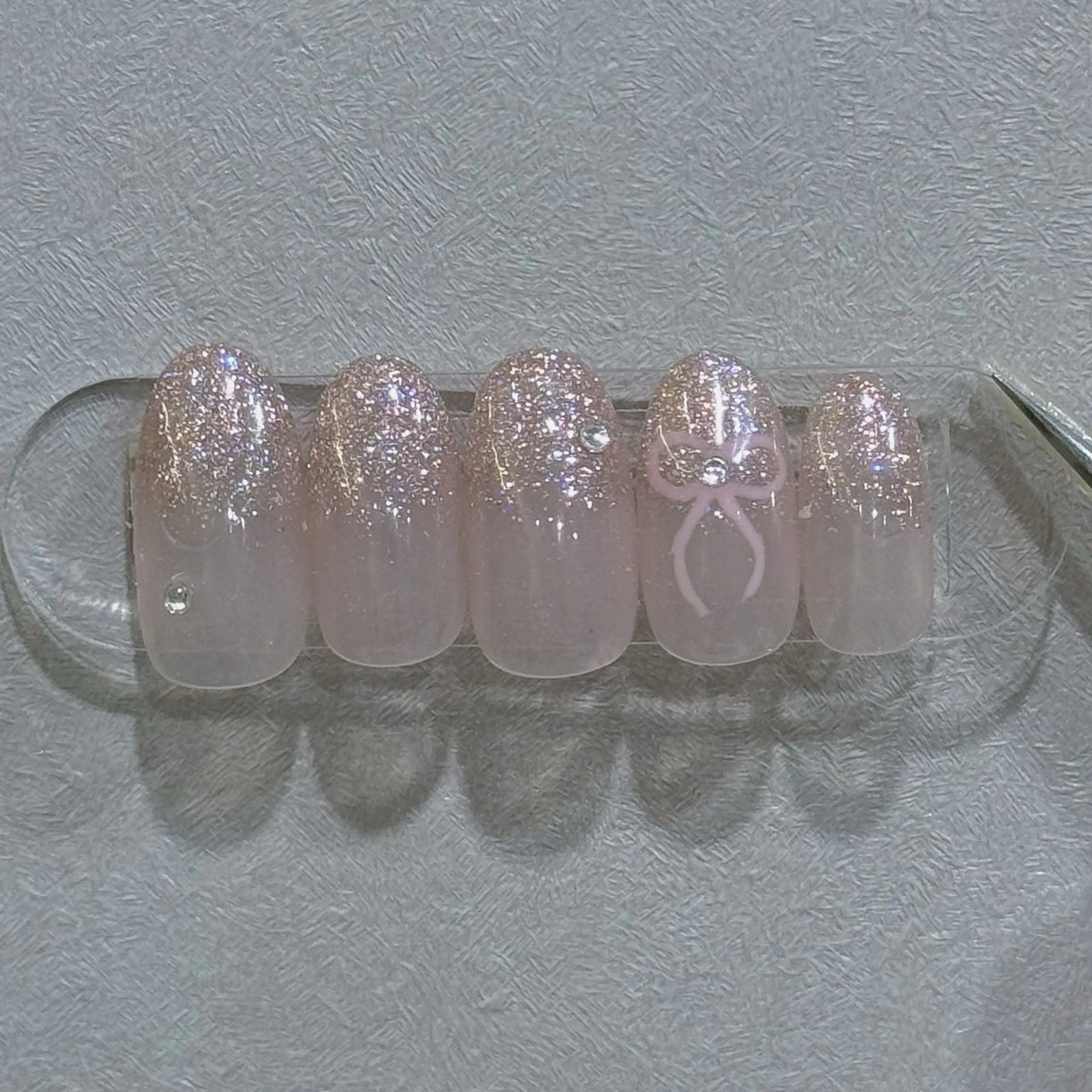 ネイル ラメ(グリッター) ラメグラデーション ピンク リボン ハンドネイル 韓国ネイル/ワンホン ネイル🎀表参道3分のネイルデザイン