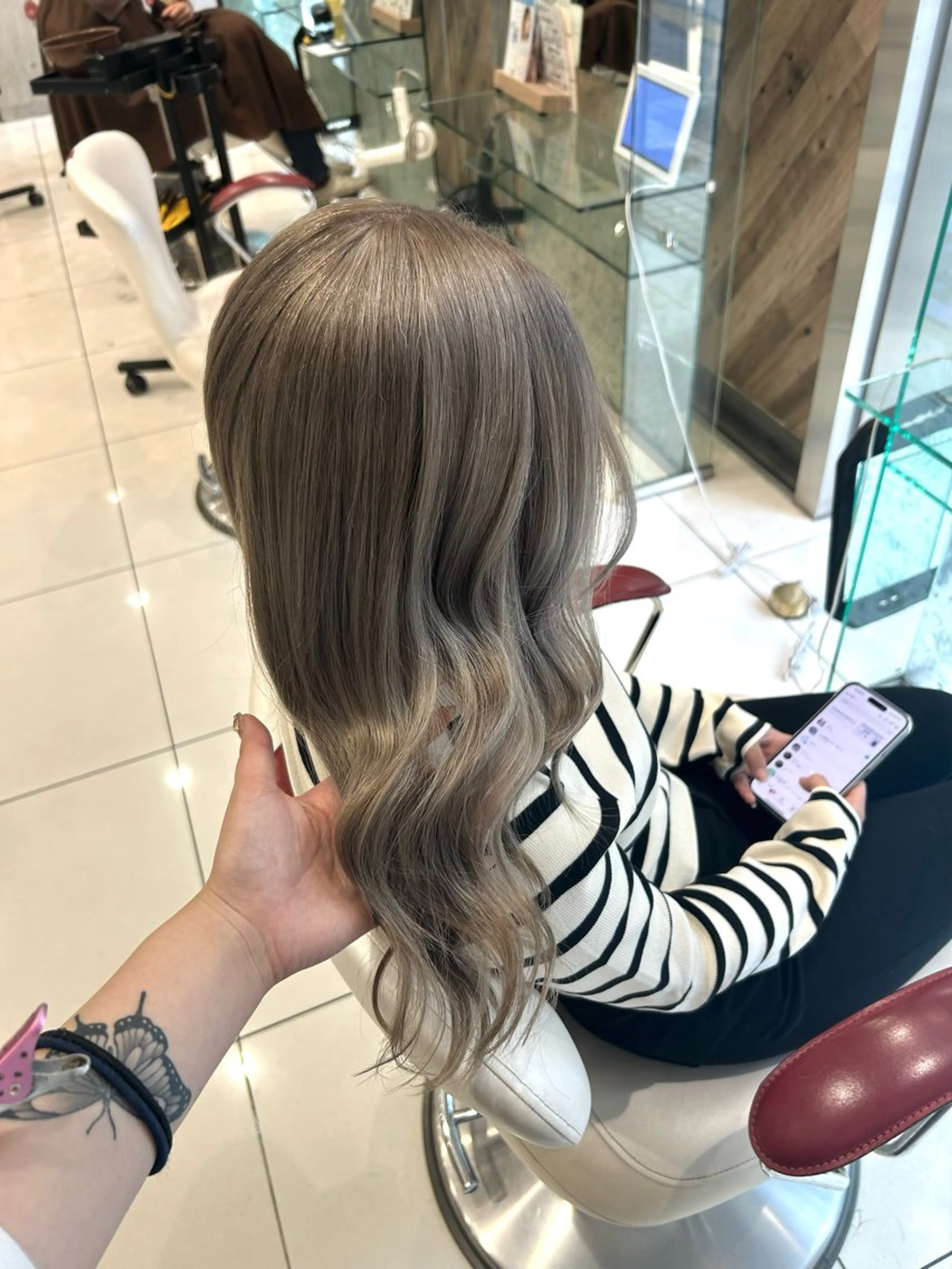 セミロング ハイトーンカラー✨️ 艶カラー特化Amiのヘアスタイル