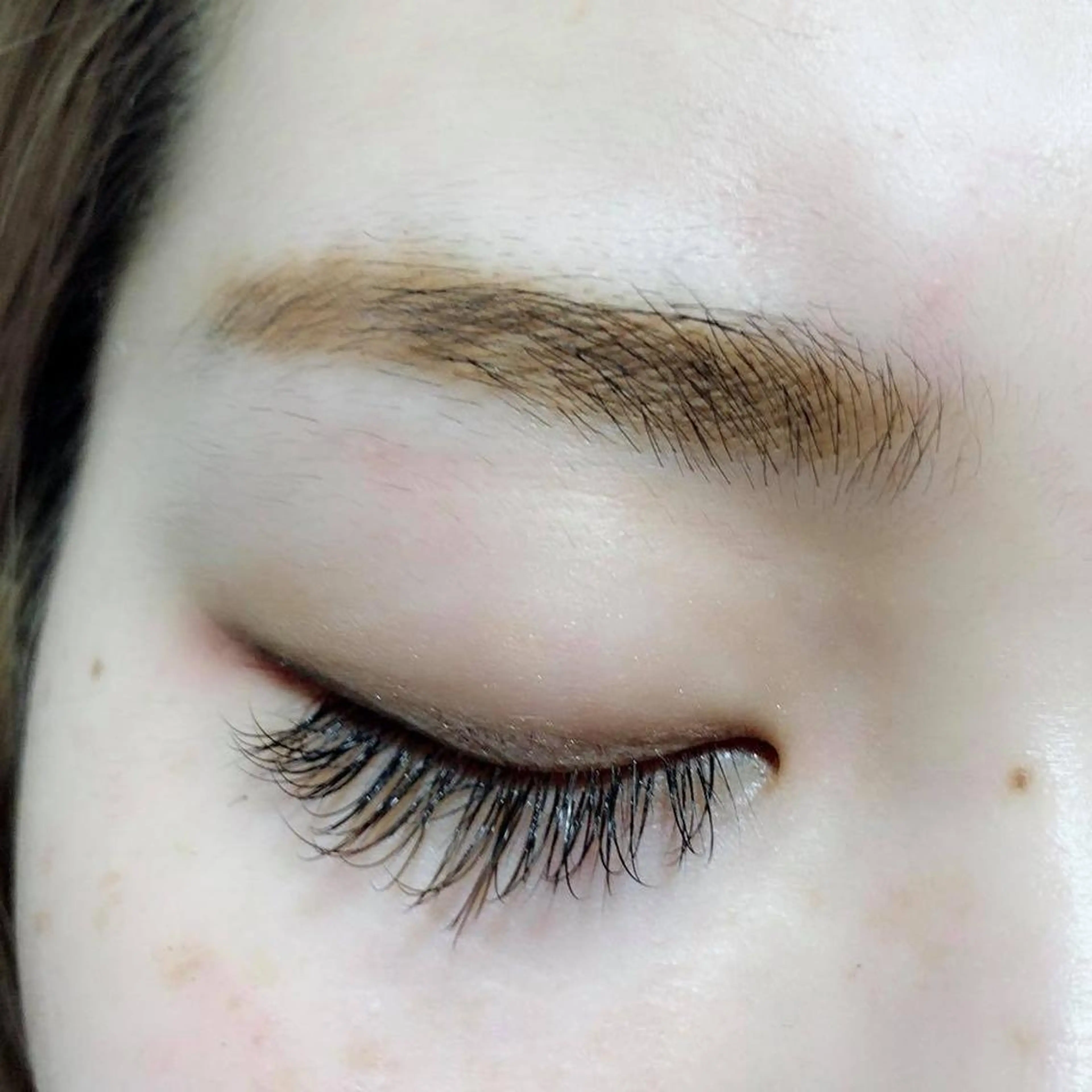 マツエク・マツパ レイヤーカット✖️ 柔らかベージュカラーのヘアスタイル