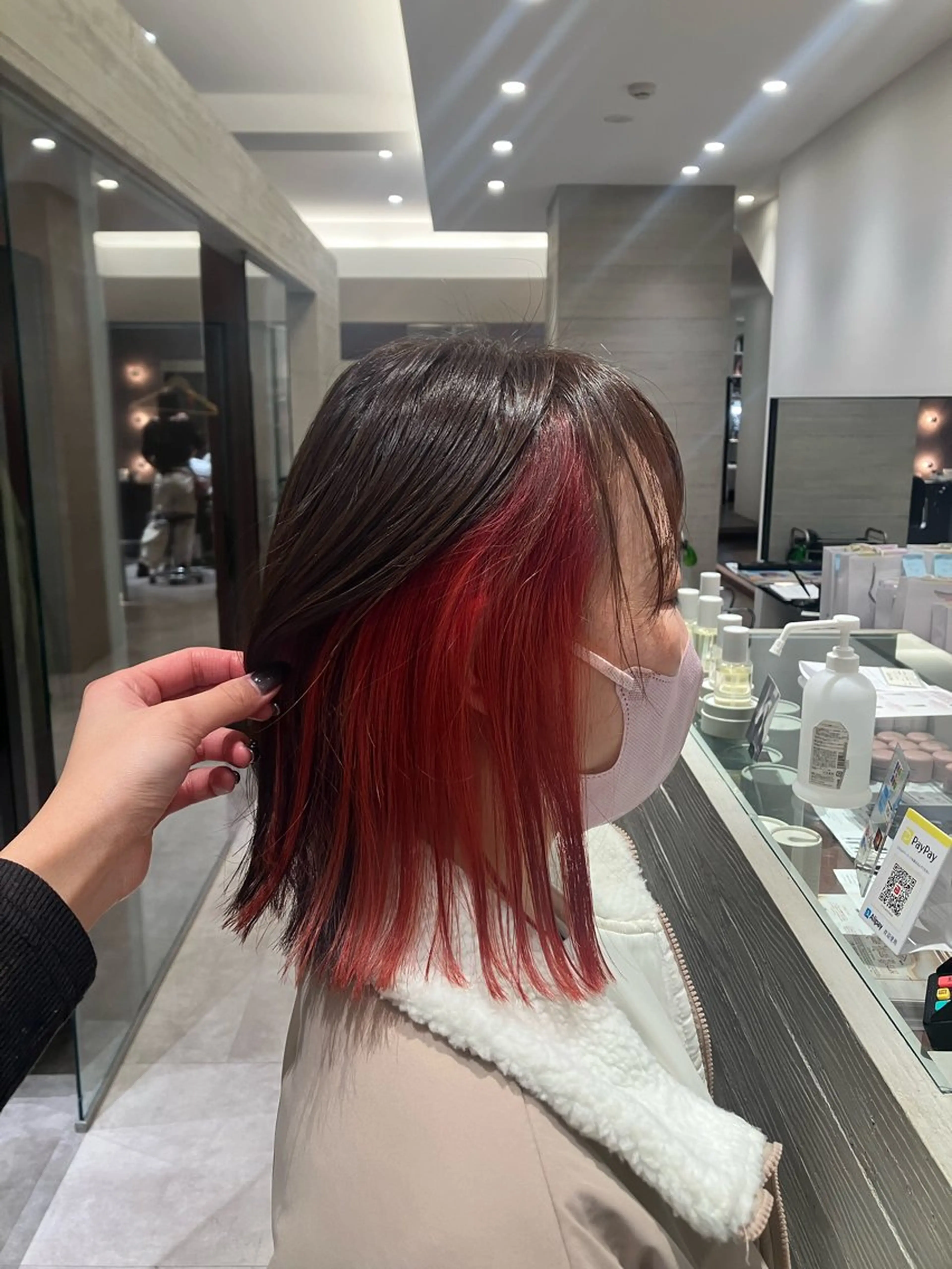 ミディアム カラー インナーカラー レッドカラー ヘアカラー サキ🤍ハイトーン 🩰くびれ巻きヘアのヘアスタイル