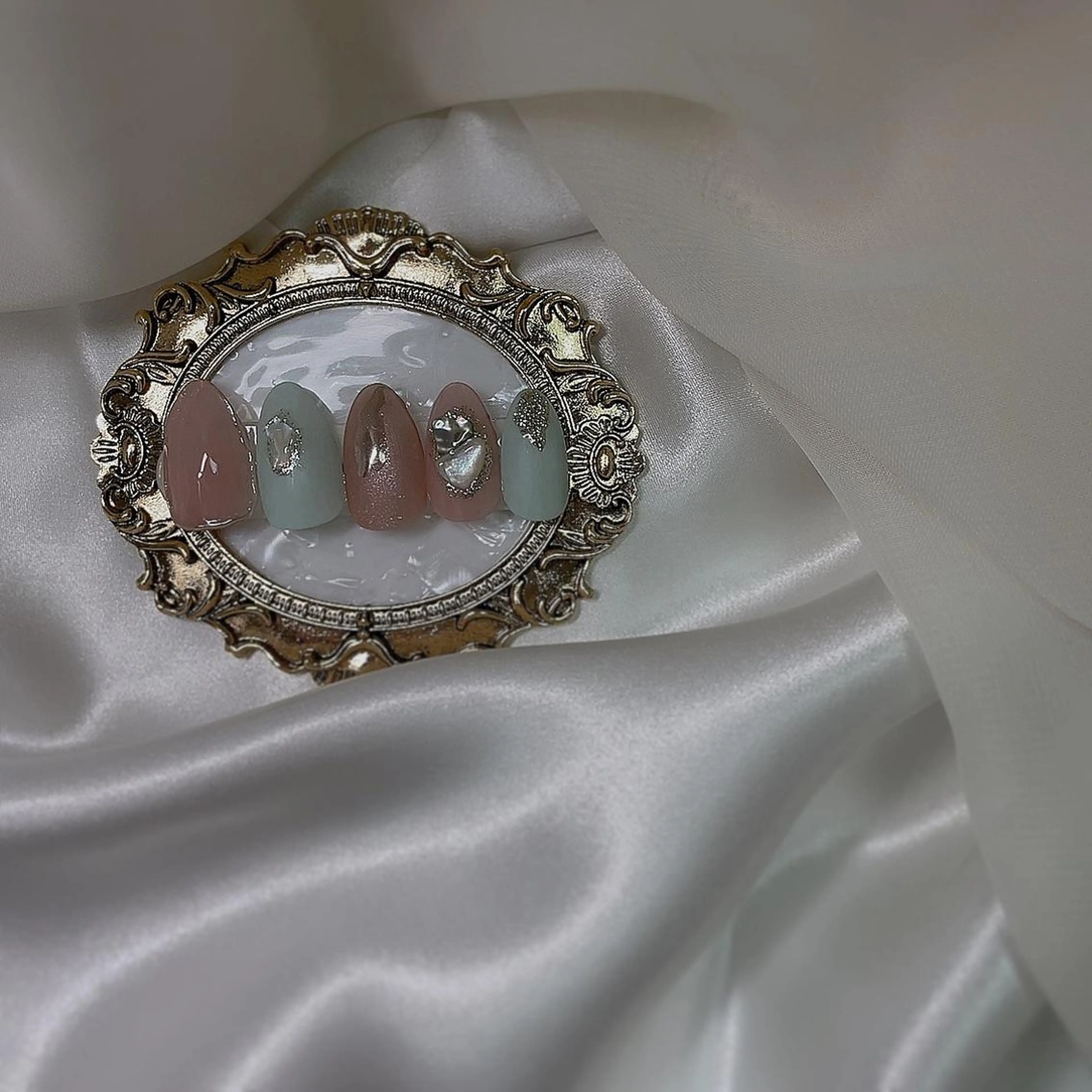 カラー ネイル ラメ(グリッター) マットネイル ミラーネイル 𓂃🦢Aurora Swan🌙𓂃のネイルデザイン