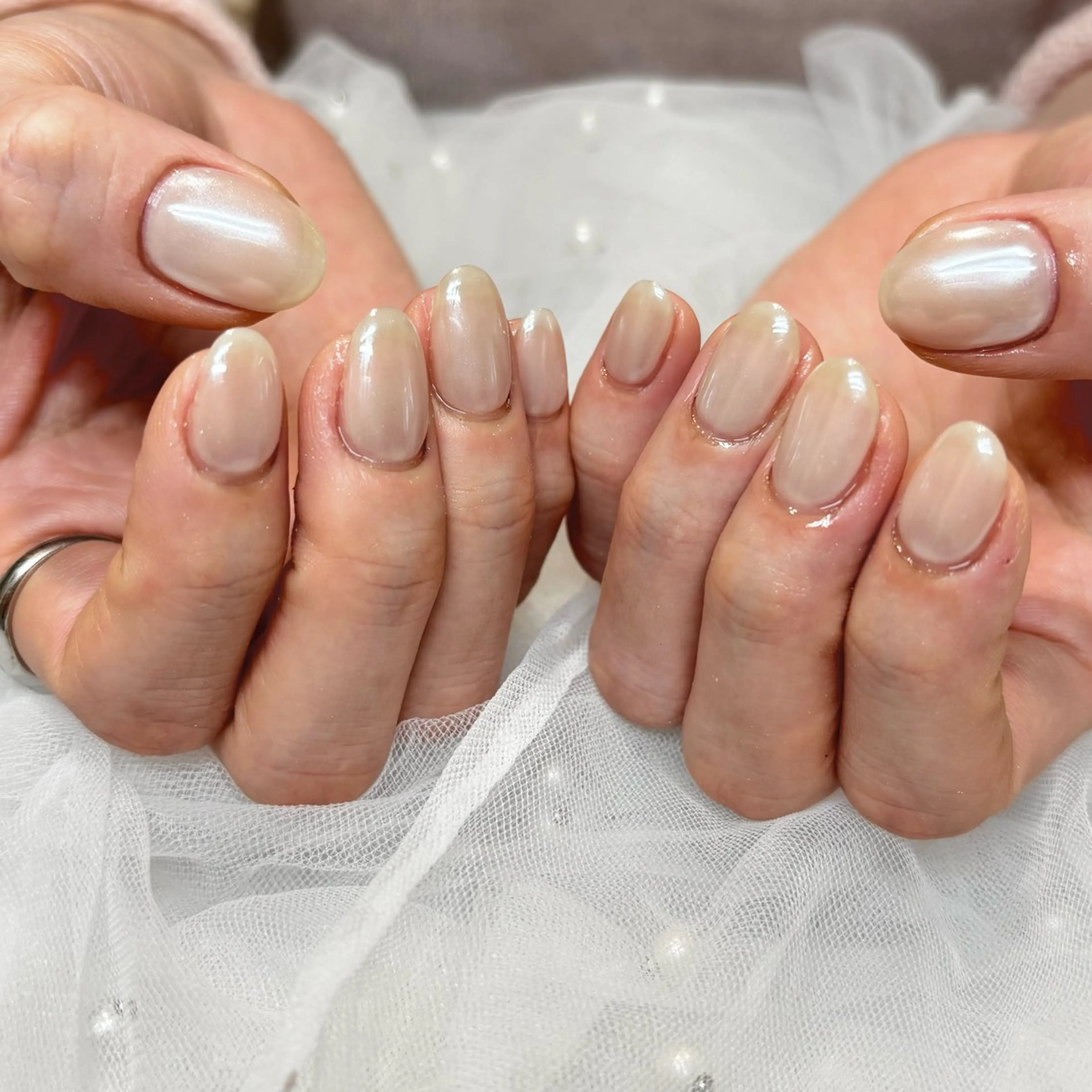 ネイル オーロラネイル ワンカラーネイル シンプルネイル ホワイト ハンドネイル 荒巻 めいのネイルデザイン