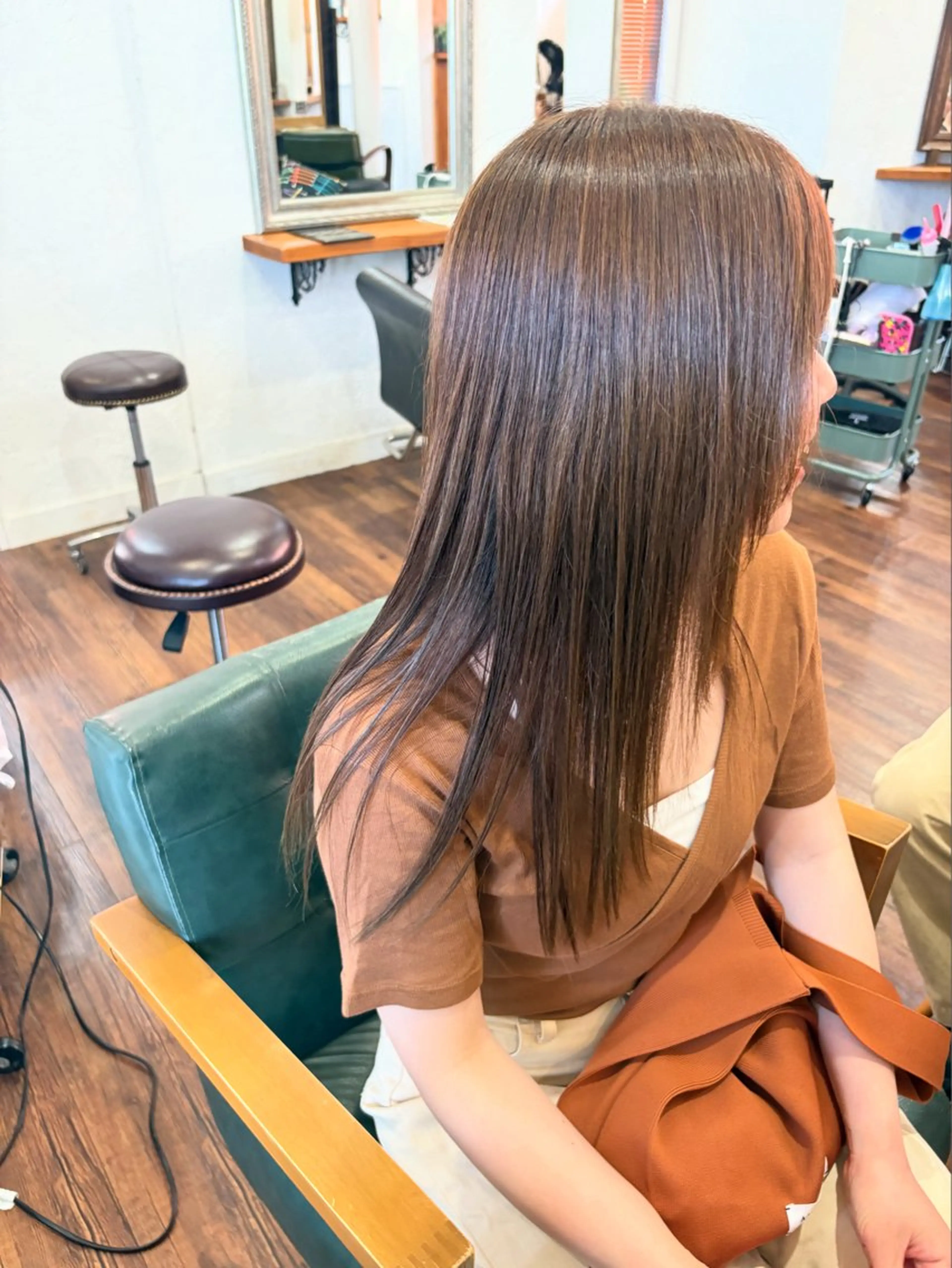 ロング カラー ベージュカラー ブリーチ ミルクティーベージュ ブリーチなしカラー カット ヘアカラー トリートメント 江原 彩華のヘアスタイル
