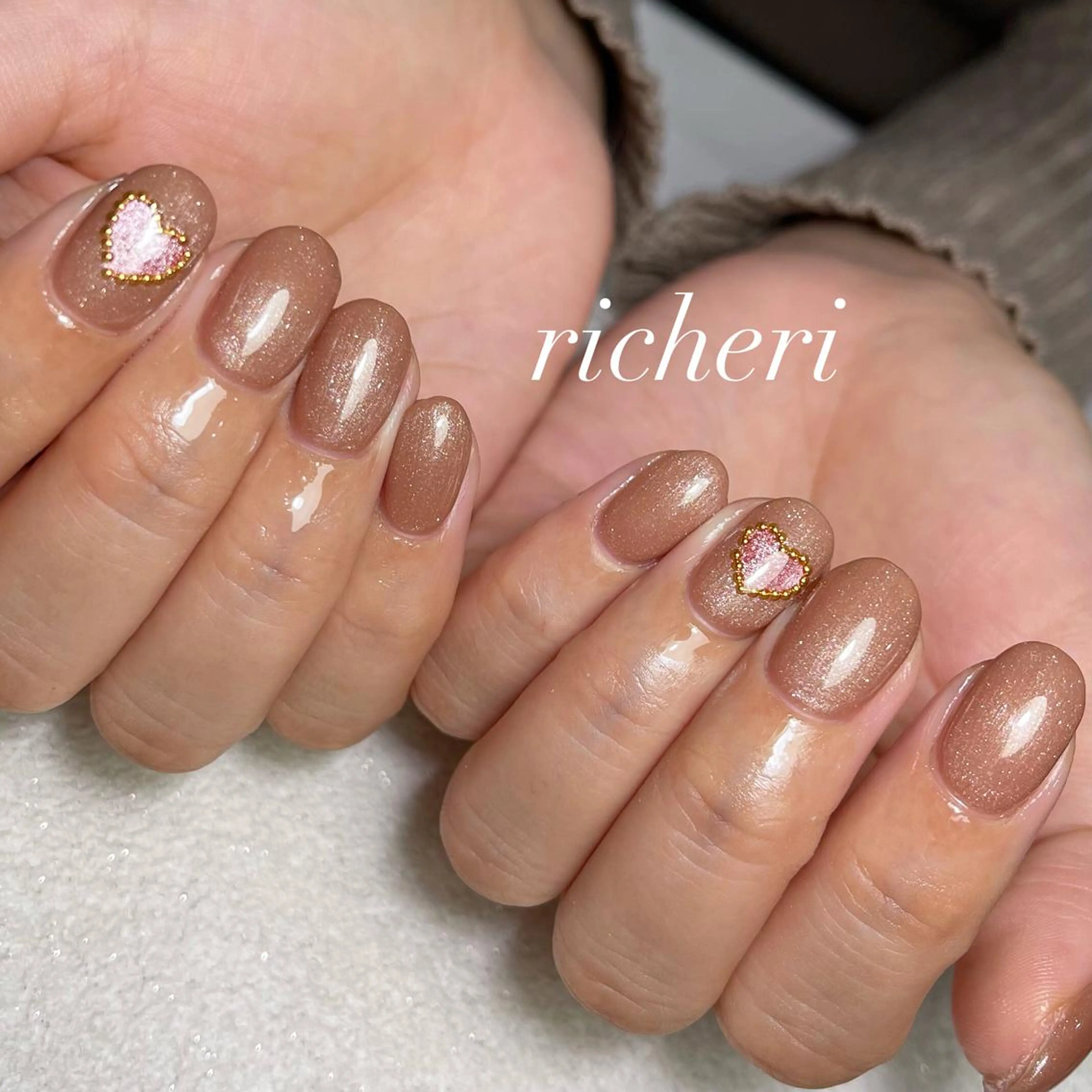 ミディアム ネイル ブラウン ジェルネイル ハート ラメ(グリッター) ニュアンスネイル ハンドネイル richeri beautyのエステ・リラクイメージ