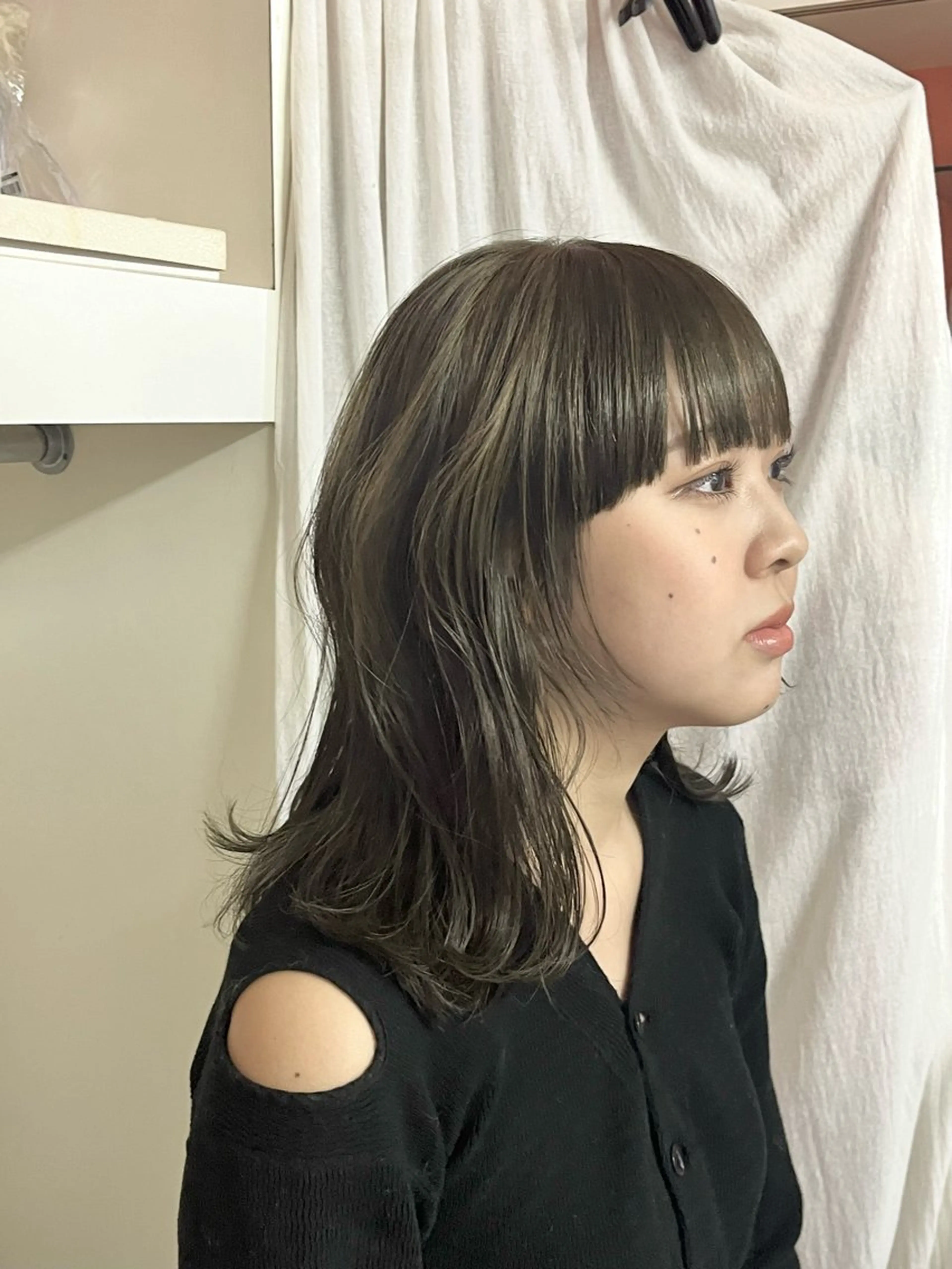 ミディアム カラー オリーブカラー レイヤーカット 小林 かんなのヘアスタイル