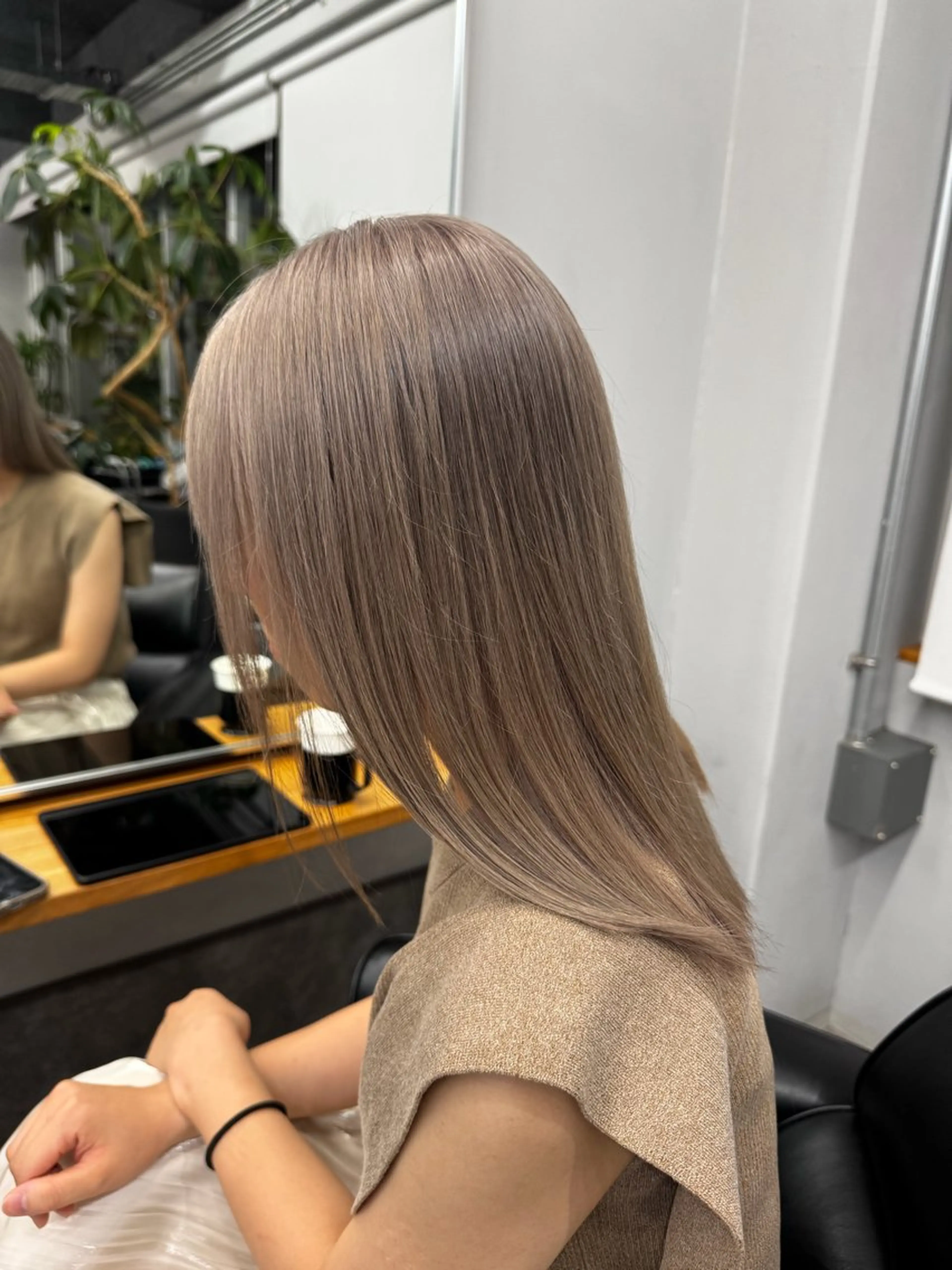 ミディアム カット ヘアカラー トリートメント ミルクティーカラー グレージュ　高山慧輔のヘアスタイル