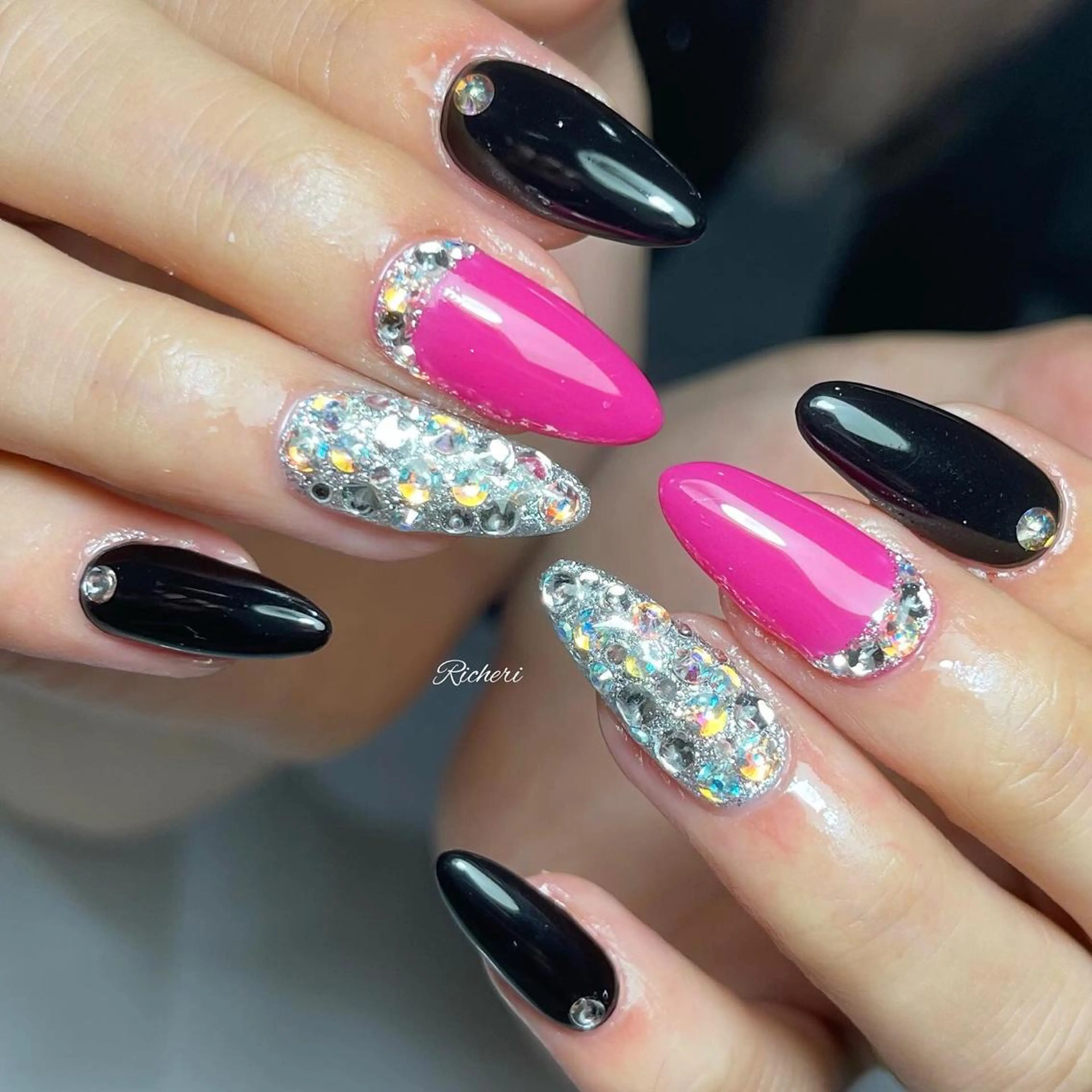 ミディアム ネイル 韓国風ヘア アートネイル フレンチネイル ジェルネイル キラキラネイル richeri beautyのエステ・リラクイメージ