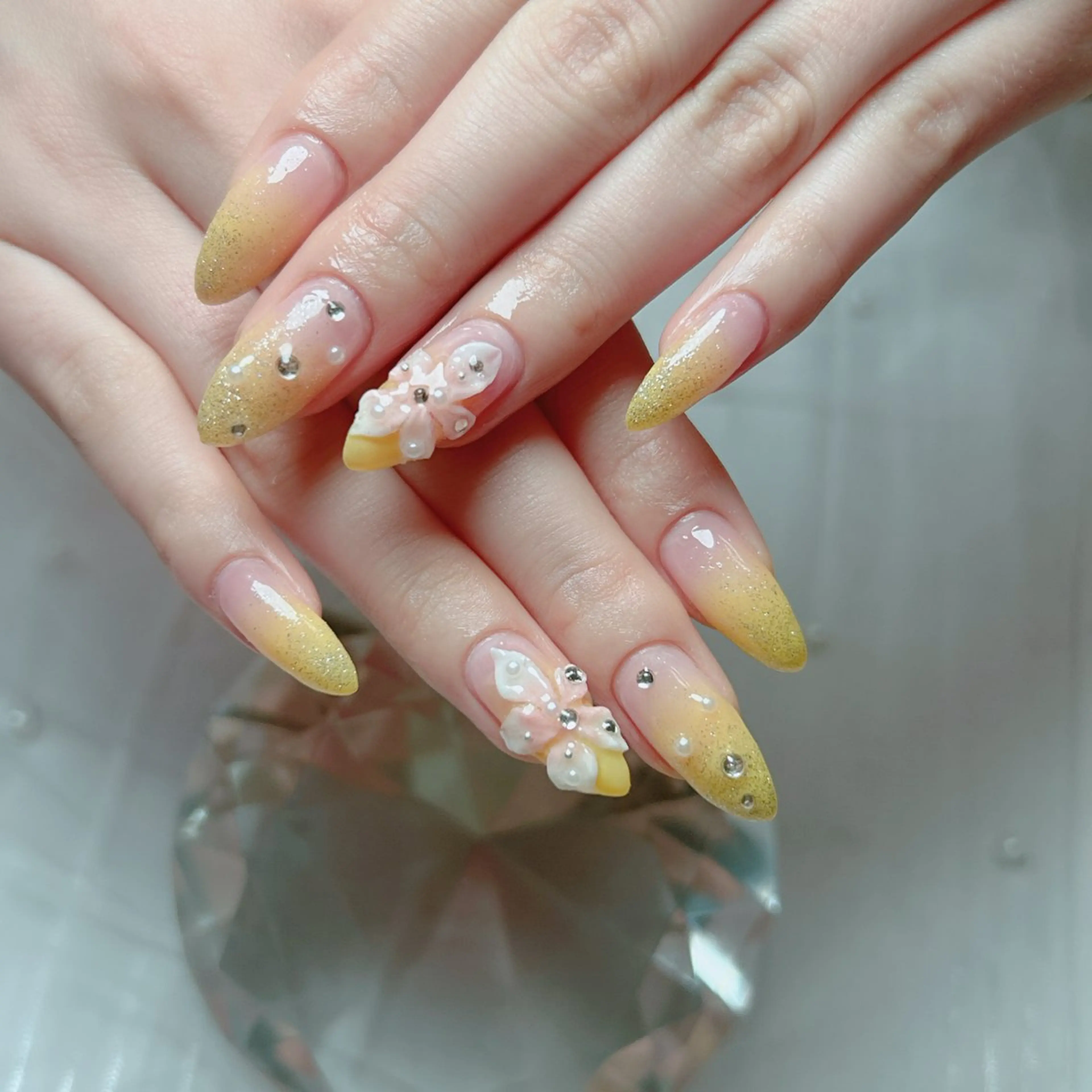 ネイル オーロラネイル フラワーネイル フレンチネイル キラキラネイル ラメ(グリッター) ハンドネイル Cute Tips nailのネイルデザイン