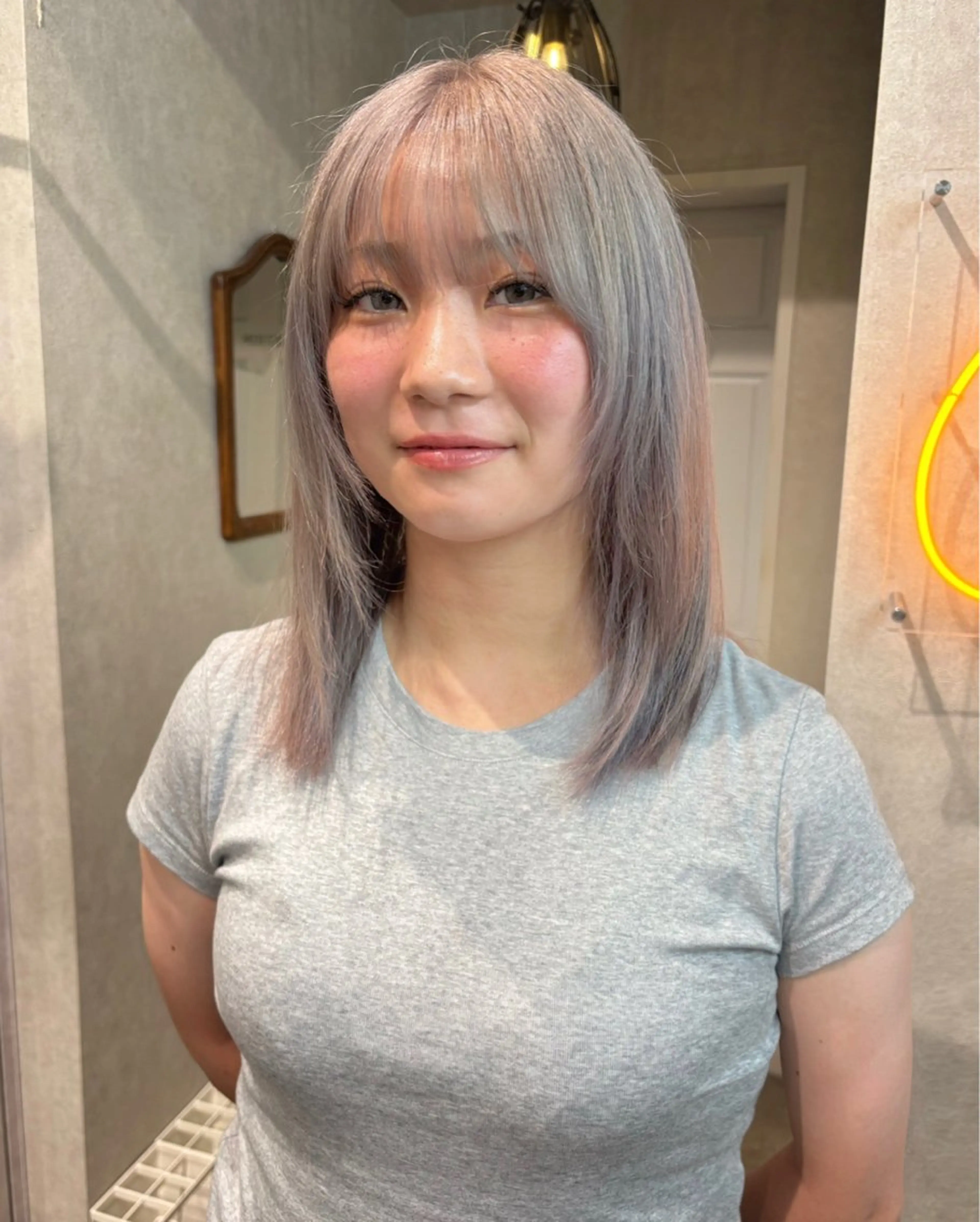 ミディアム カラー ヘアアレンジ 切りっぱなしボブ ブリーチ ダブルカラー イヤリングカラー ハイライトカラー iona/ハイトーン /ネイルのネイルデザイン