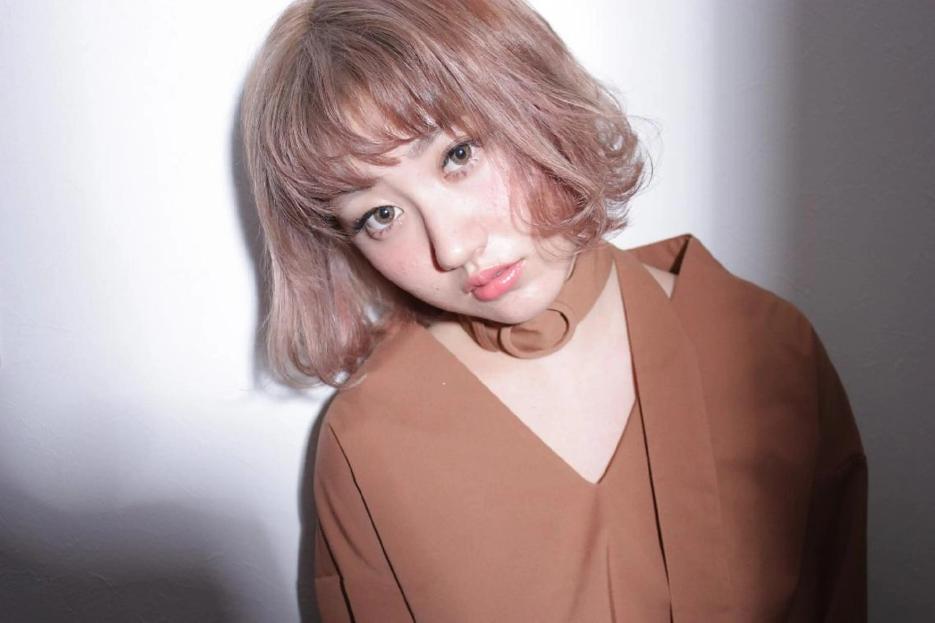 ミディアム カラー ベージュカラー ブリーチ フォギーベージュ 新生活応援★半額/ 25歳以下　“内間”のヘアスタイル