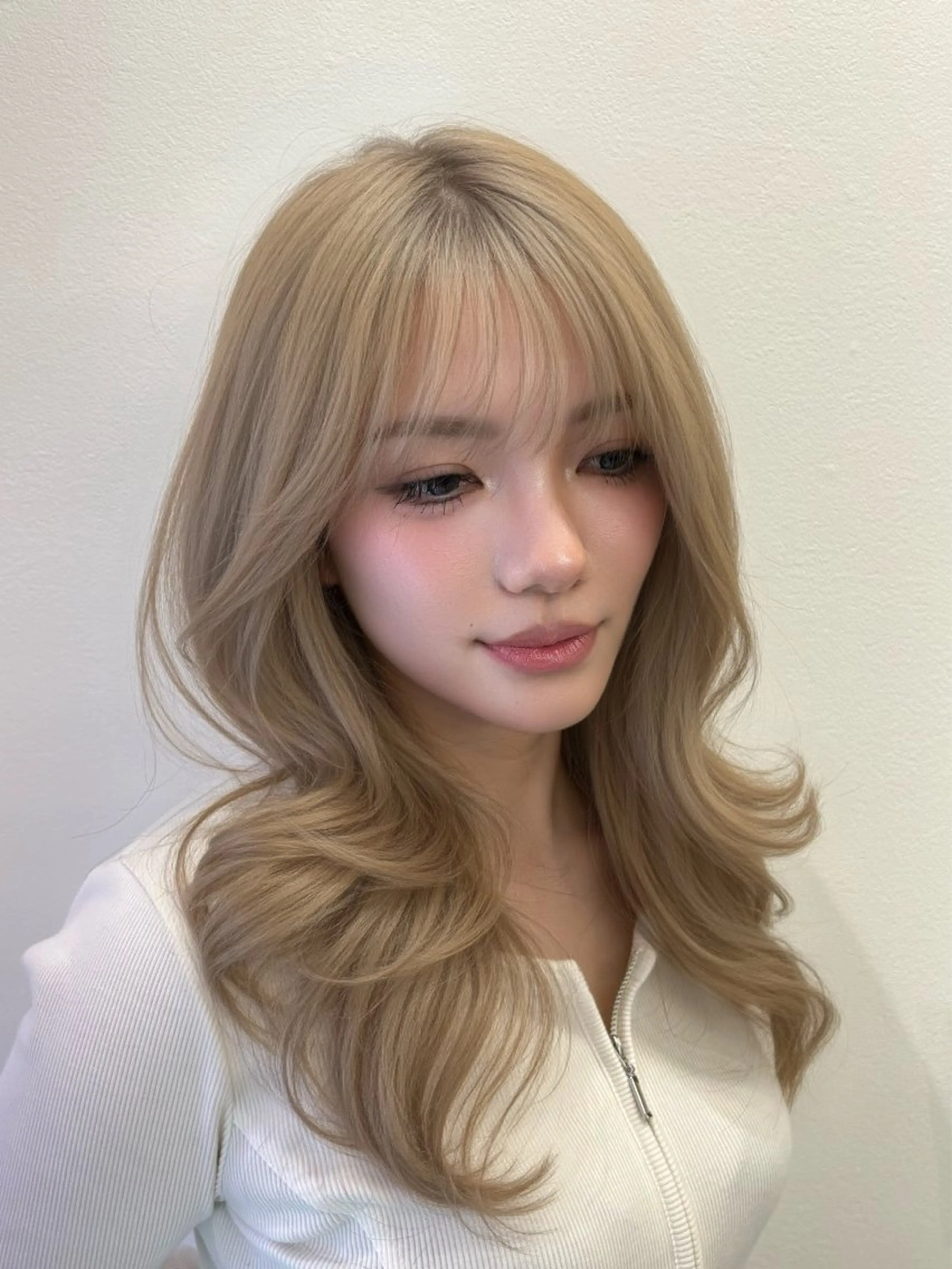 セミロング ヘアカラー 🎨大林 菜海/ ハイトーン/レイヤーのヘアスタイル