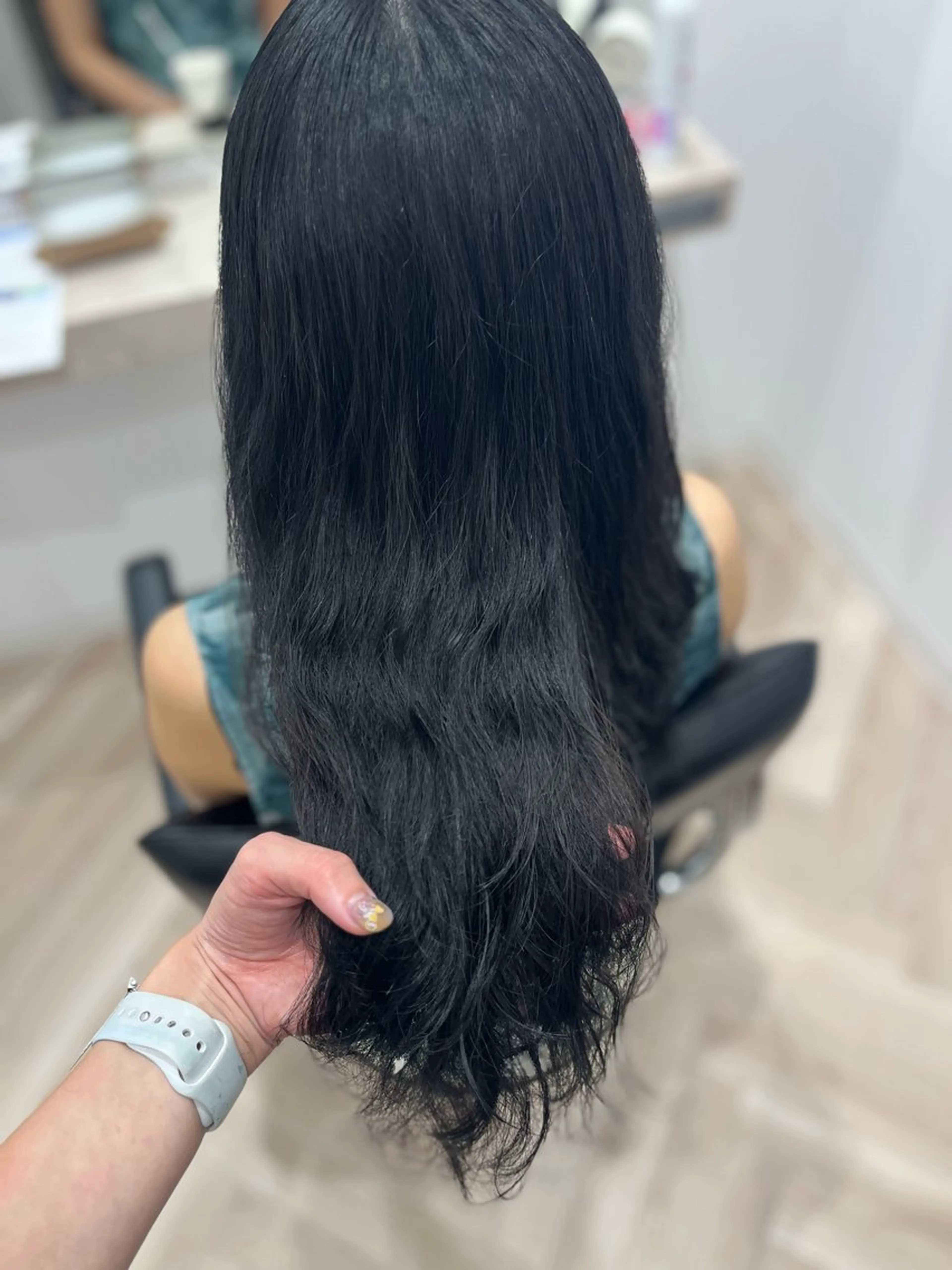 ロング カラー 黒髪 グレーブラック 🫧ぷる艶カラー🫧 Yuubi🦩のヘアスタイル