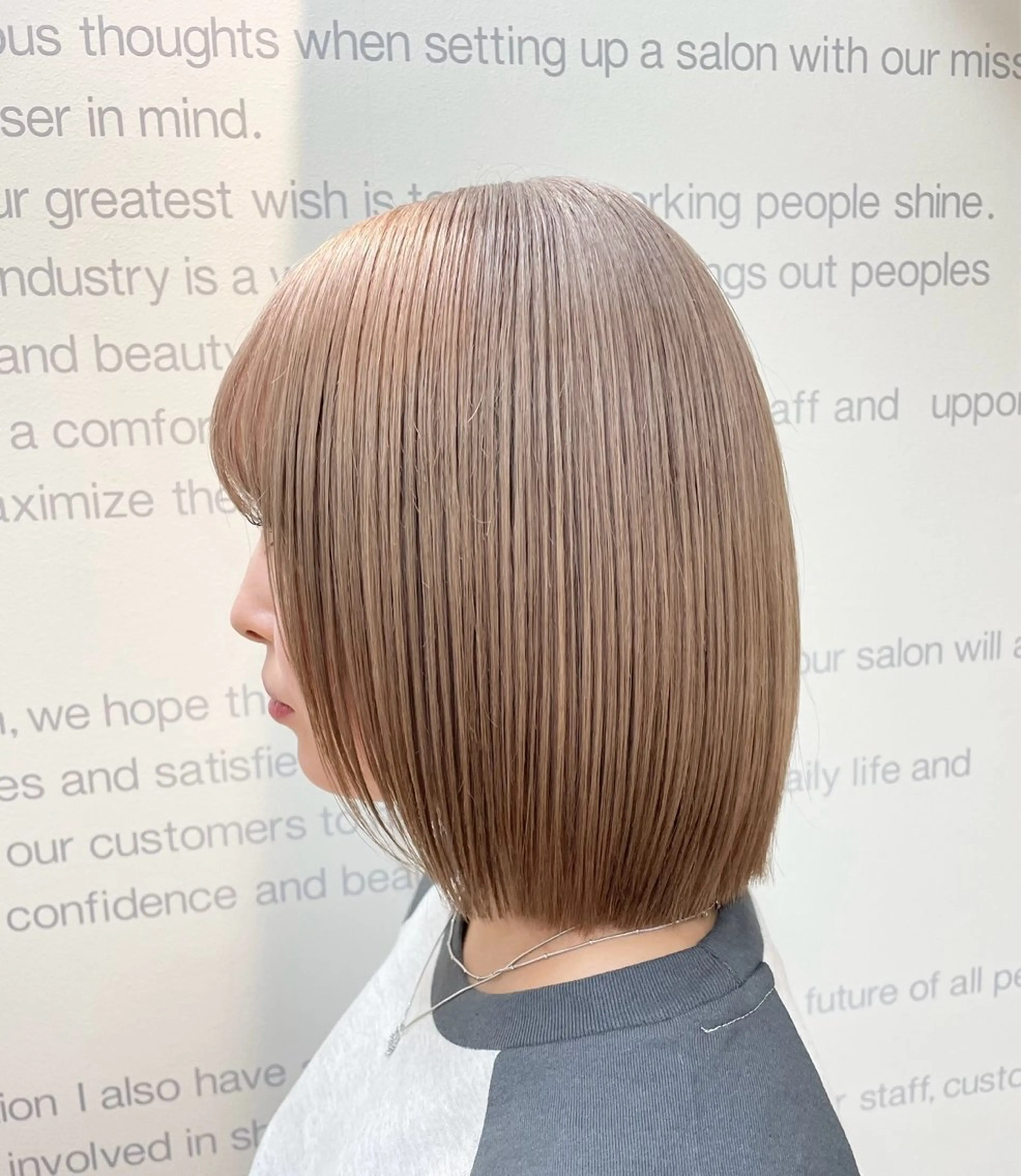 ショート カラー バレイヤージュ ベージュカラー イヤリングカラー グラデーションカラー ハイライトカラー ブリーチ👩‍🦳/ ‪✂︎MANAMIのヘアスタイル