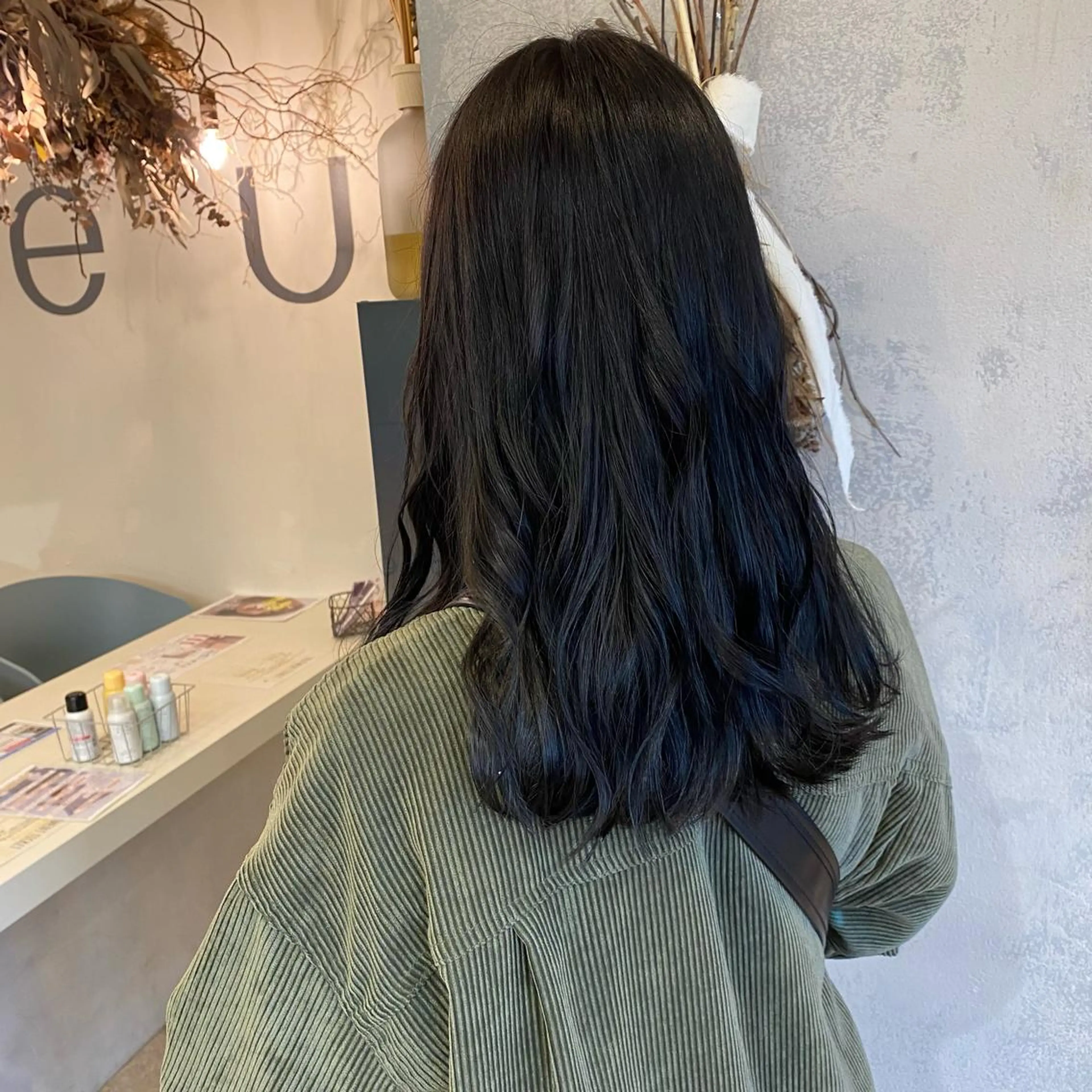 カラー 黒髪 ブルーカラー ブルーブラック 石田 菜月のヘアスタイル